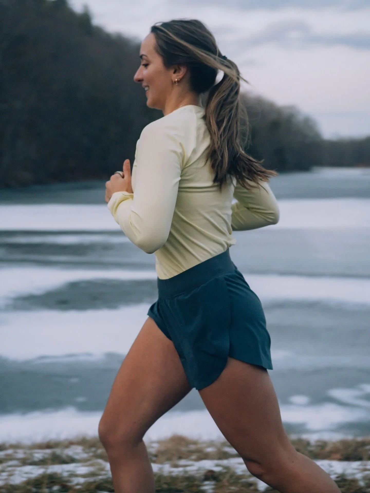 Running into this week like&hellip;. 😄 All smiles here because New England is finallllllllly getting some warm weather!! 🙌😩☀️

Who else is excited to get outside and get some movement in this week?? 🙋🏻&zwj;♀️

📸: @nwdesignsco 🤝 the best!!!

#r