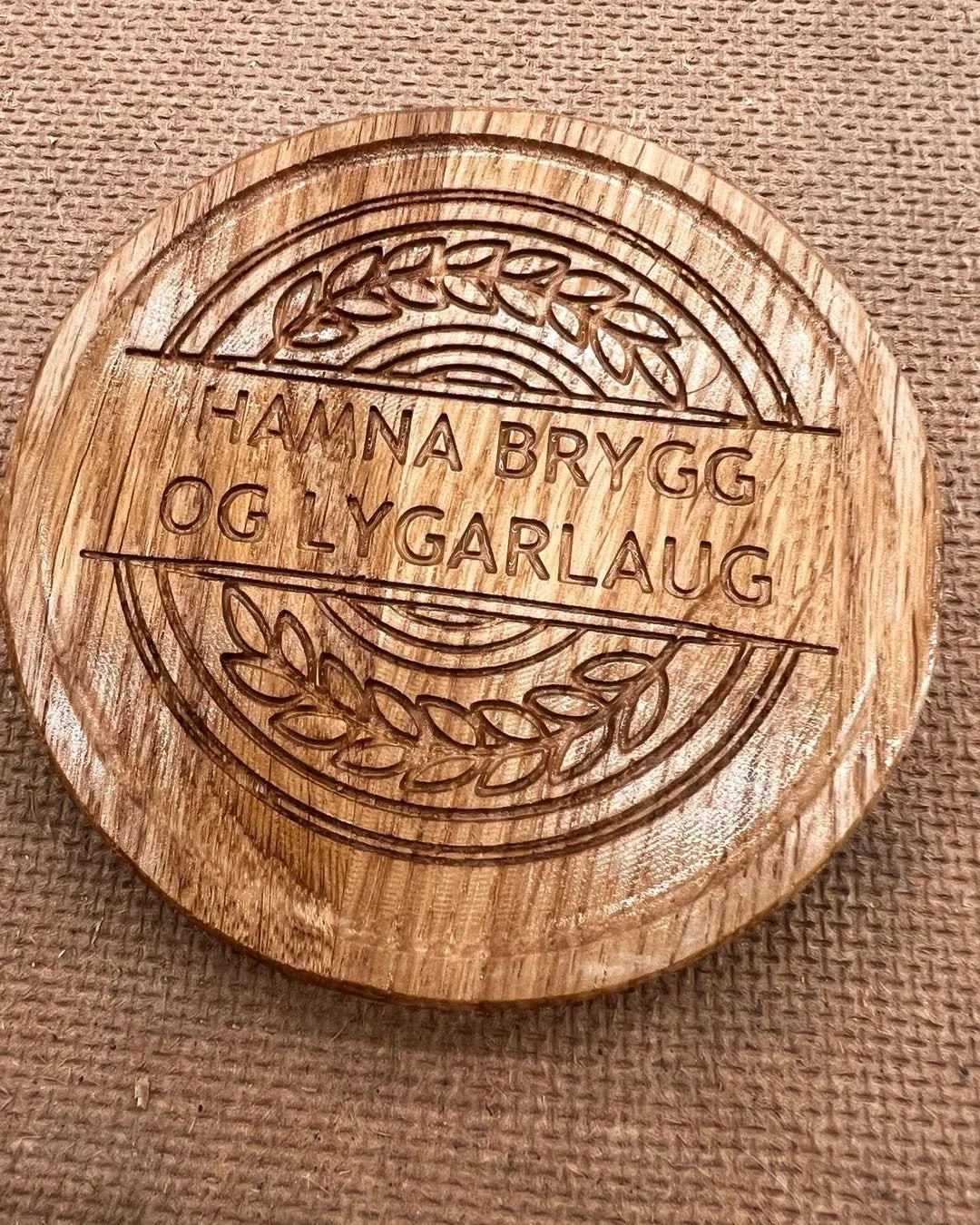 Praktisk bordsk&aring;ner for krus eller &oslash;l glass. Produsert i heltre eik og behandlet med hardwoks som beskytter mot fukt. Ypperlig til julegave, bursdagsgave eller til noen som har alt. Motiv etter eget &oslash;nske.