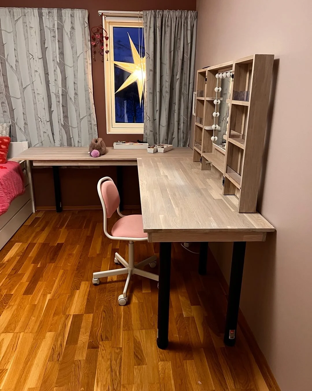 Barnebarn &oslash;nsket seg leksebord og sminkebord. Laget i eik og behandlet med pigmentert hardvoks.