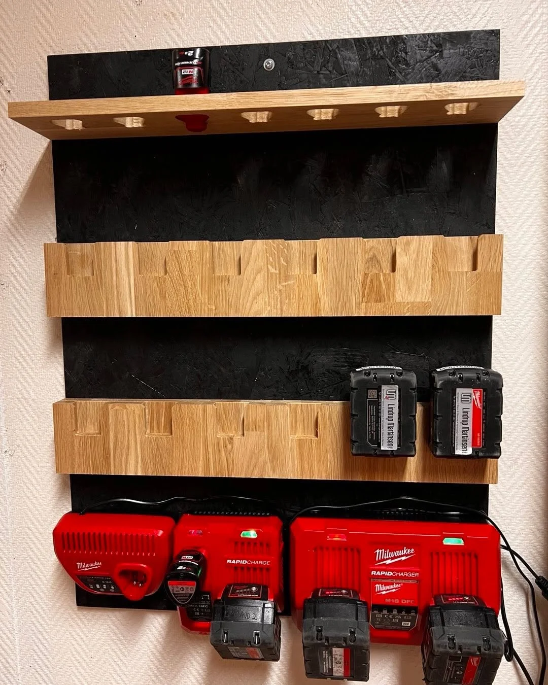 Ladestesjon for Milwaukee 18V og 12V batterier