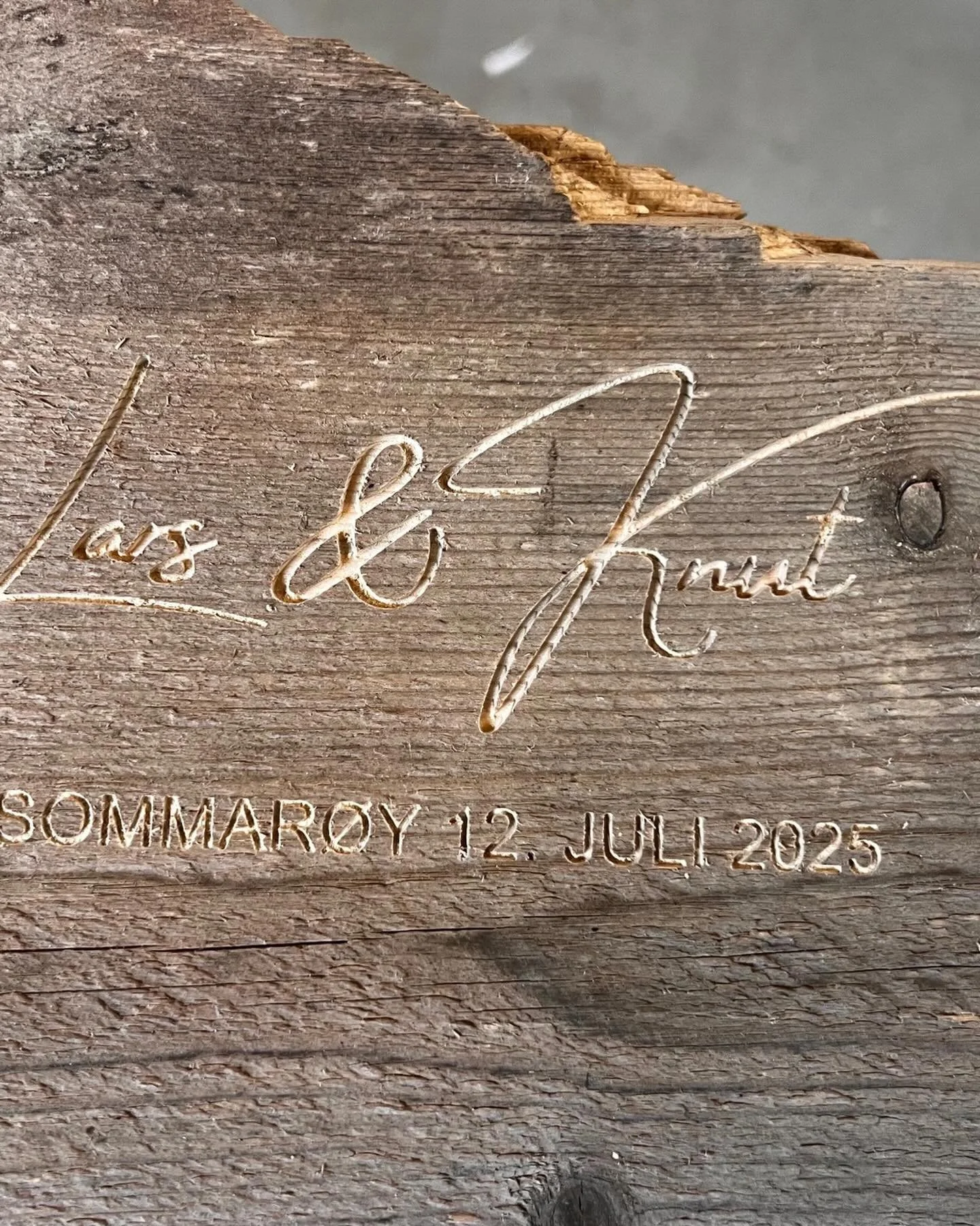 Gravering i tre gir et unikt og personlig preg p&aring; gaver, d&oslash;rskiltet el. Her hadde man funnet rekved i fj&aelig;ra og laget en vinkasse og gitt dette som bryllupsgave.