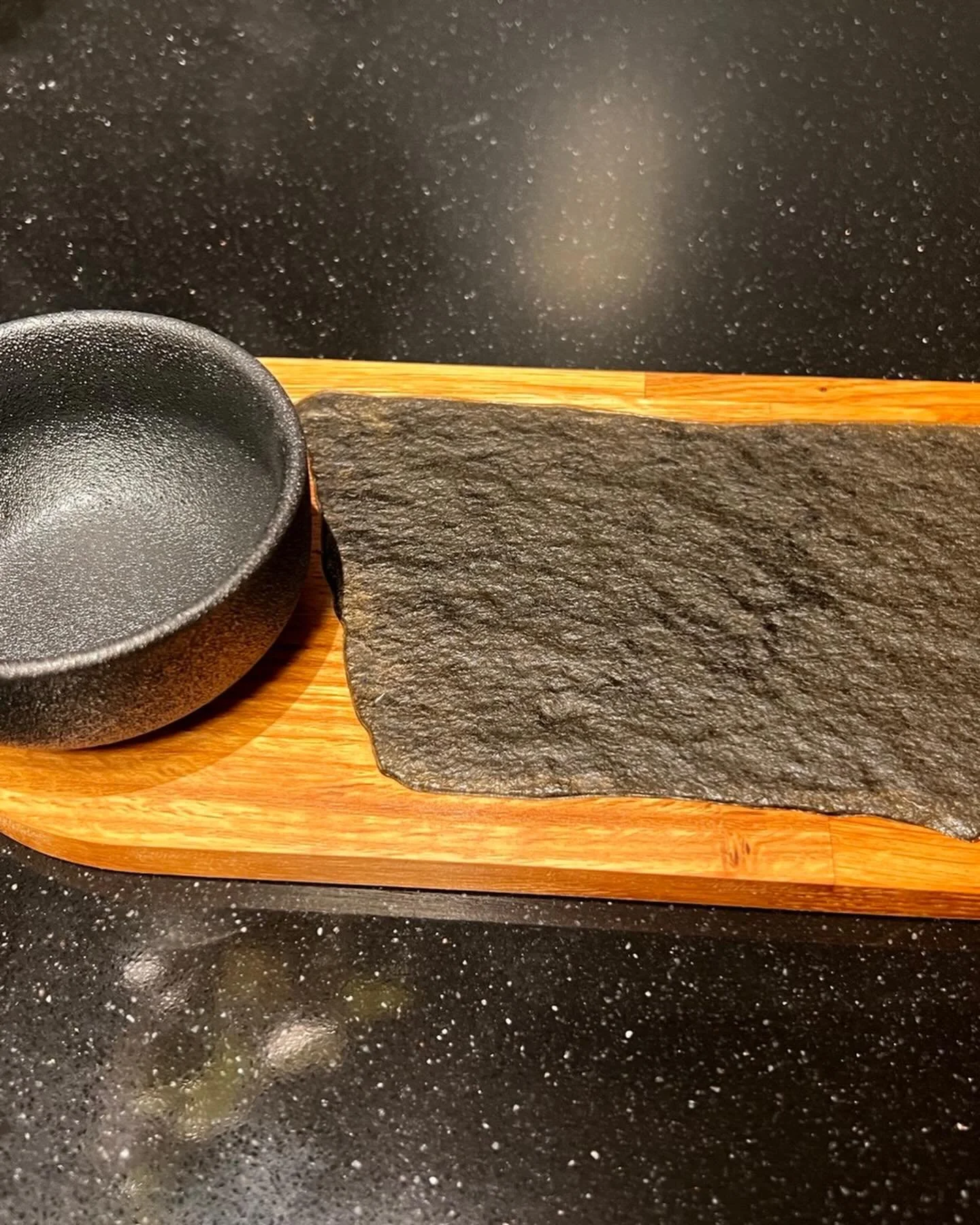 Alta skifer kombinert med heltre eik - formet til et lite unikt serveringsfat med sk&aring;l. Perfekt til sushi, p&aring;legg, ost eller gr&oslash;nnsaker med dip. Hvert fat er helt unikt utformet, tilpasset steinens naturlig form slik den er funnet 