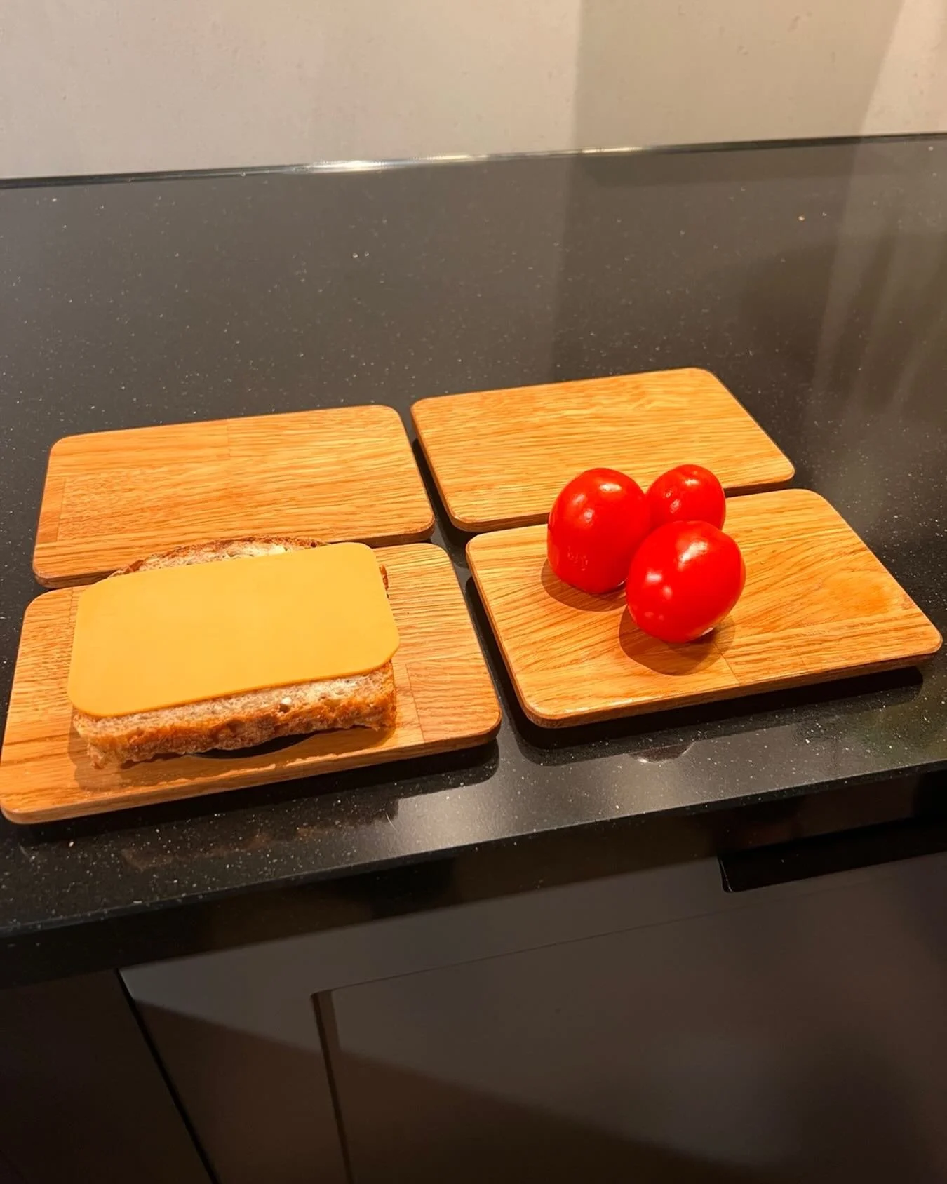 En liten br&oslash;dfj&oslash;l i eik gj&oslash;r kveldsen b&aring;de enklere og hyggeligere. Perfekt til en rask br&oslash;dskive - uten &aring; fylle oppvaskmaskinen for en tallerken. Naturlig materiale, slitesterk kvalitet og helt uten microplast.