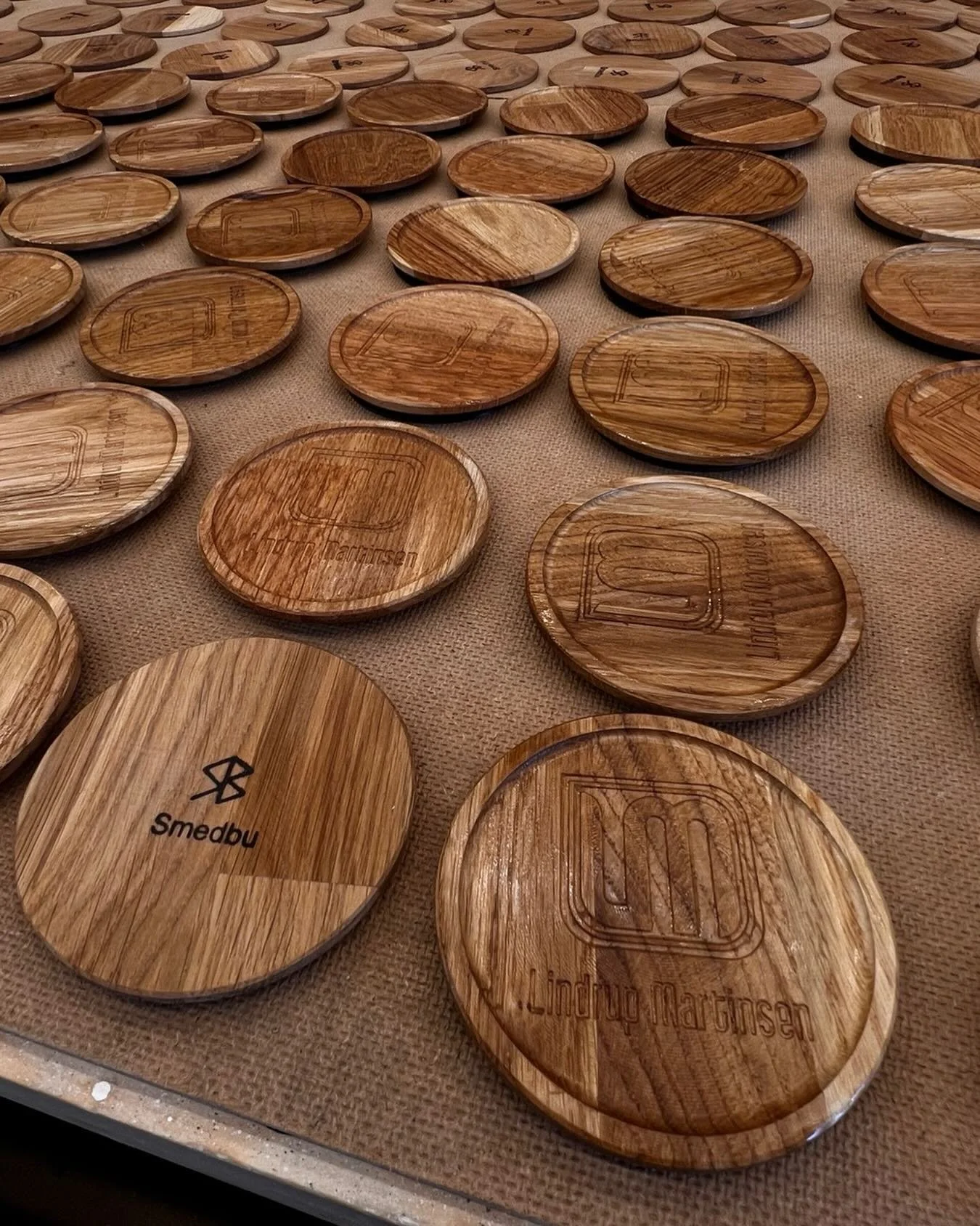 Bordsk&aring;nere er popul&aelig;re &lsquo;give-away hos Lindrup Martinsen AS - b&aring;de praktisk og stilfulle. Her er en ny levering p&aring; 120 stk, klar til bruk. Hver bordsk&aring;ner er laget i solid eik og behandlet med hardvoks, som gir god