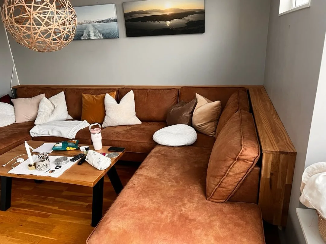En sofahylle er en stilren og funksjonell l&oslash;sning som plasseres bak eller over sofaen for &aring; utnytte plassen bedre i stuen. Den gir et naturlig sted &aring; samle pyntegjenstander som bilder, planter, b&oslash;ker og sm&aring; dekorative 