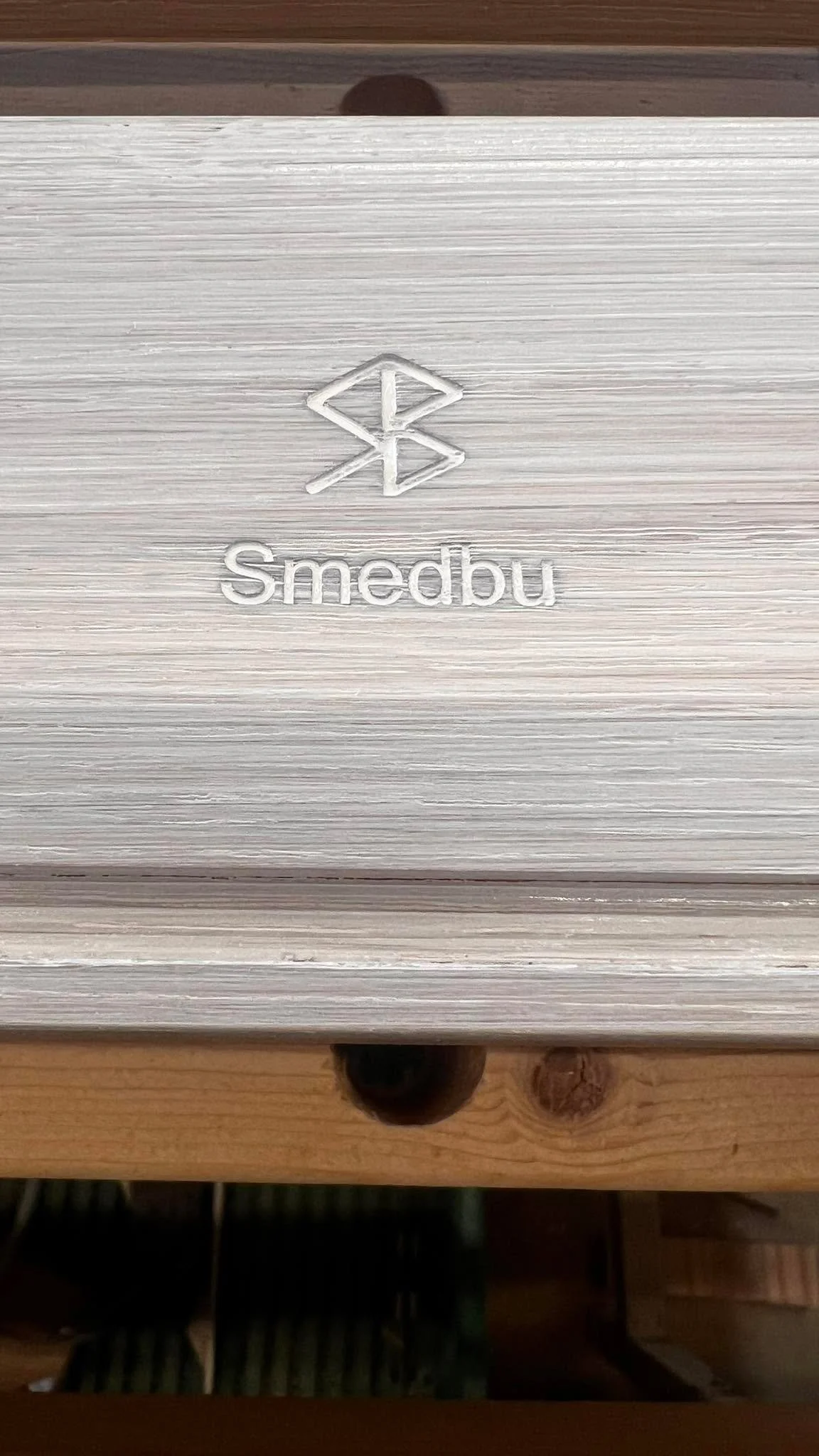 Lurer du p&aring; hva Smedbu er og gj&oslash;r, f&oslash;lg Smedbu p&aring; Facebook eller instagram. Eller s&aring; finner du oss p&aring; Smedbu.no