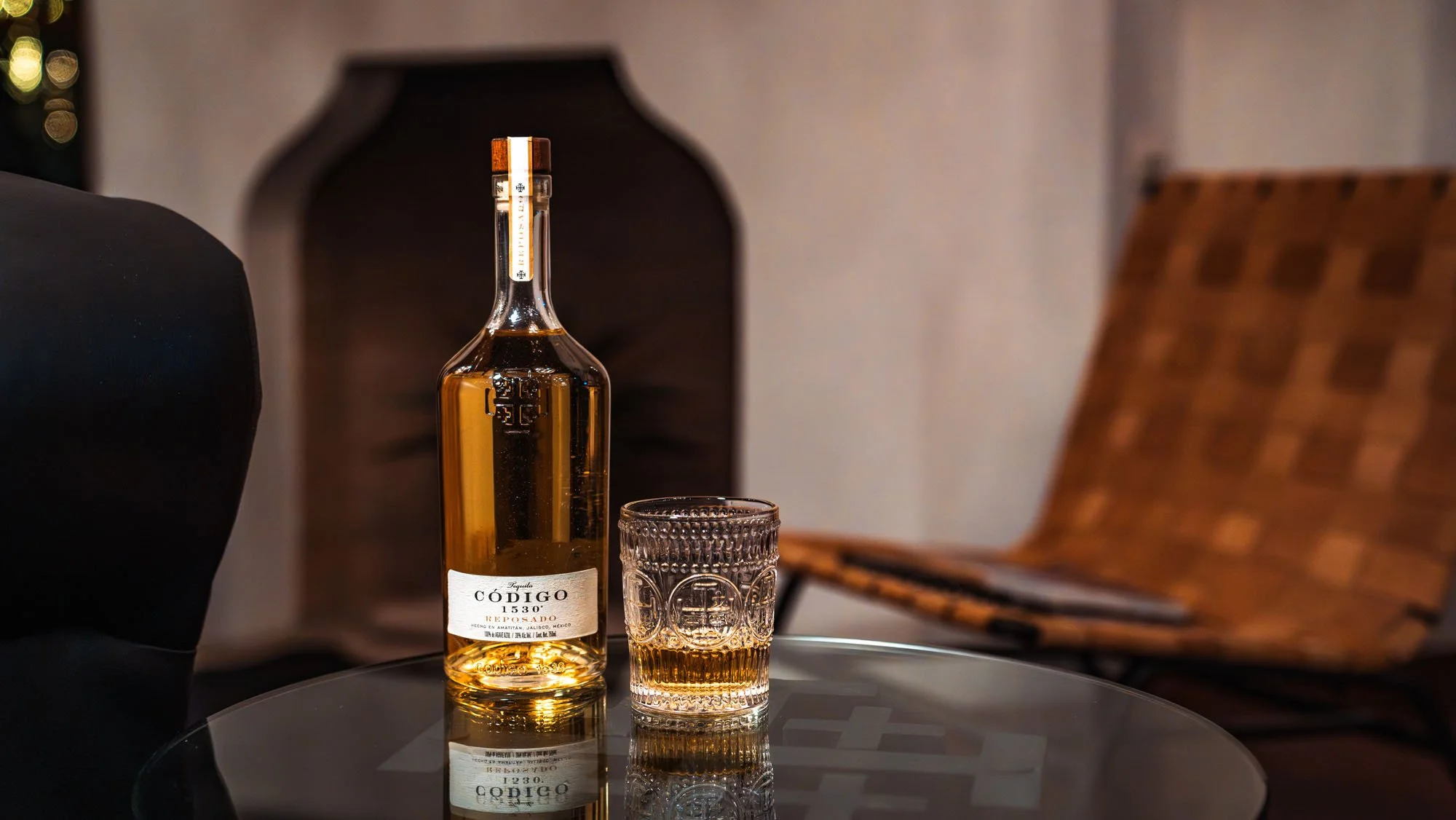 Codigo 1530 Bottle_Reposado_Lifestyle_global rights_03.jpg