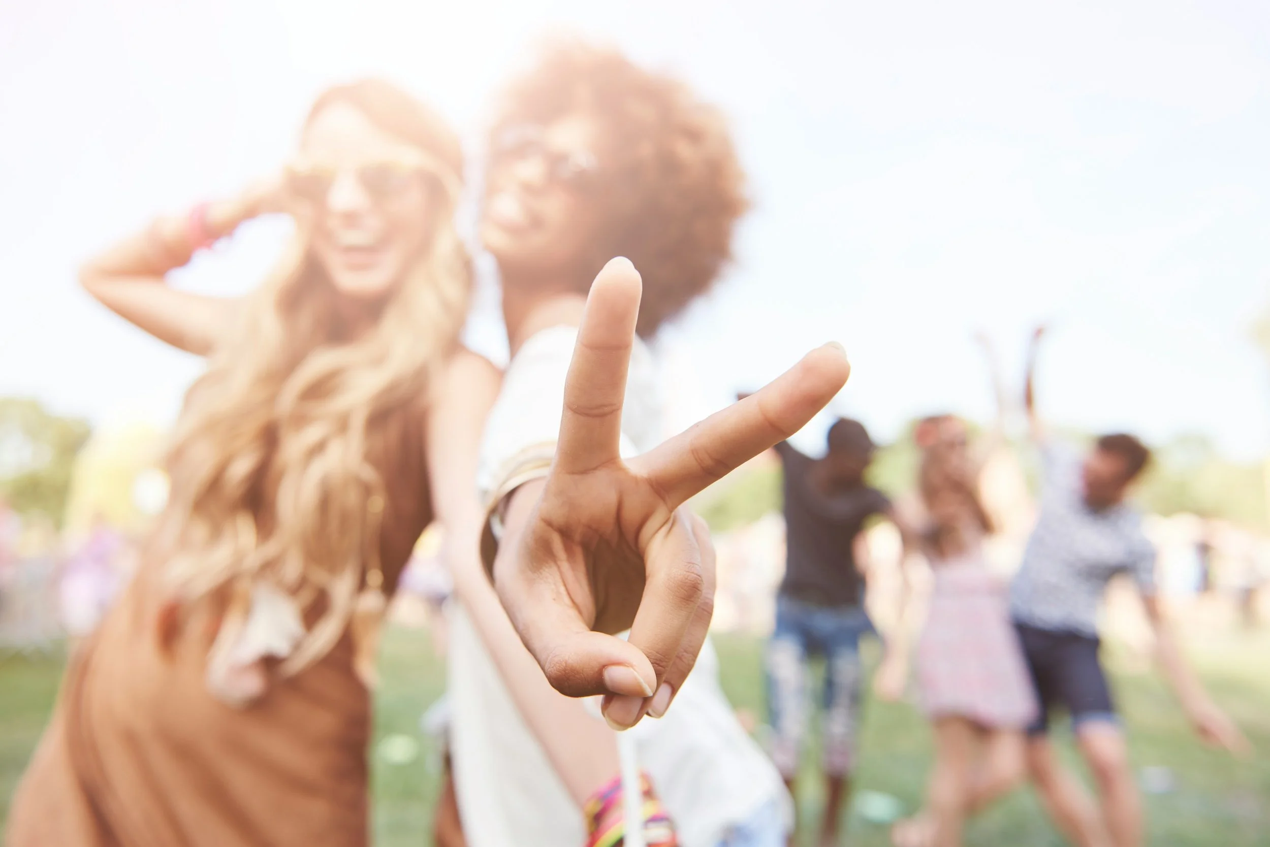 two women giving a peace sign