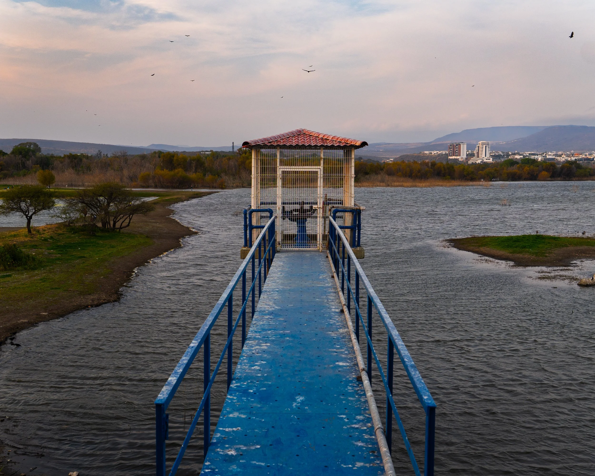 Fotografía artística de una instalación hidráulica en un lago. (c) 2026 Héctor Obregón