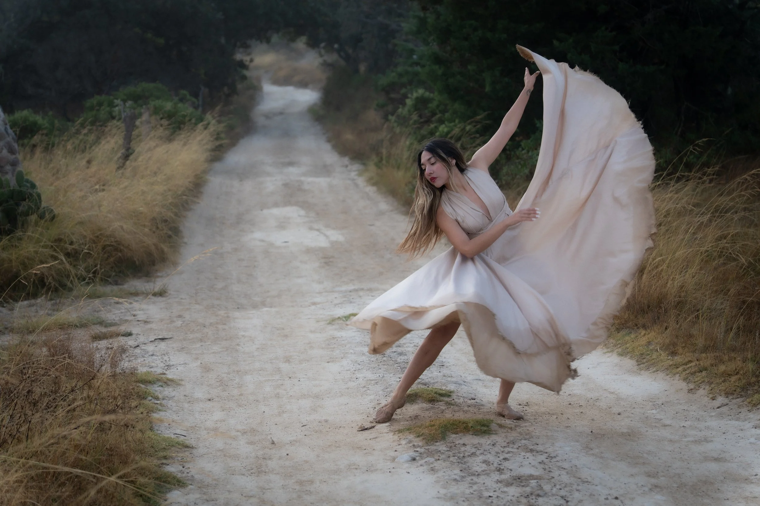 Una bailarina junto a un camino rural. (c) 2025 Héctor Obregón