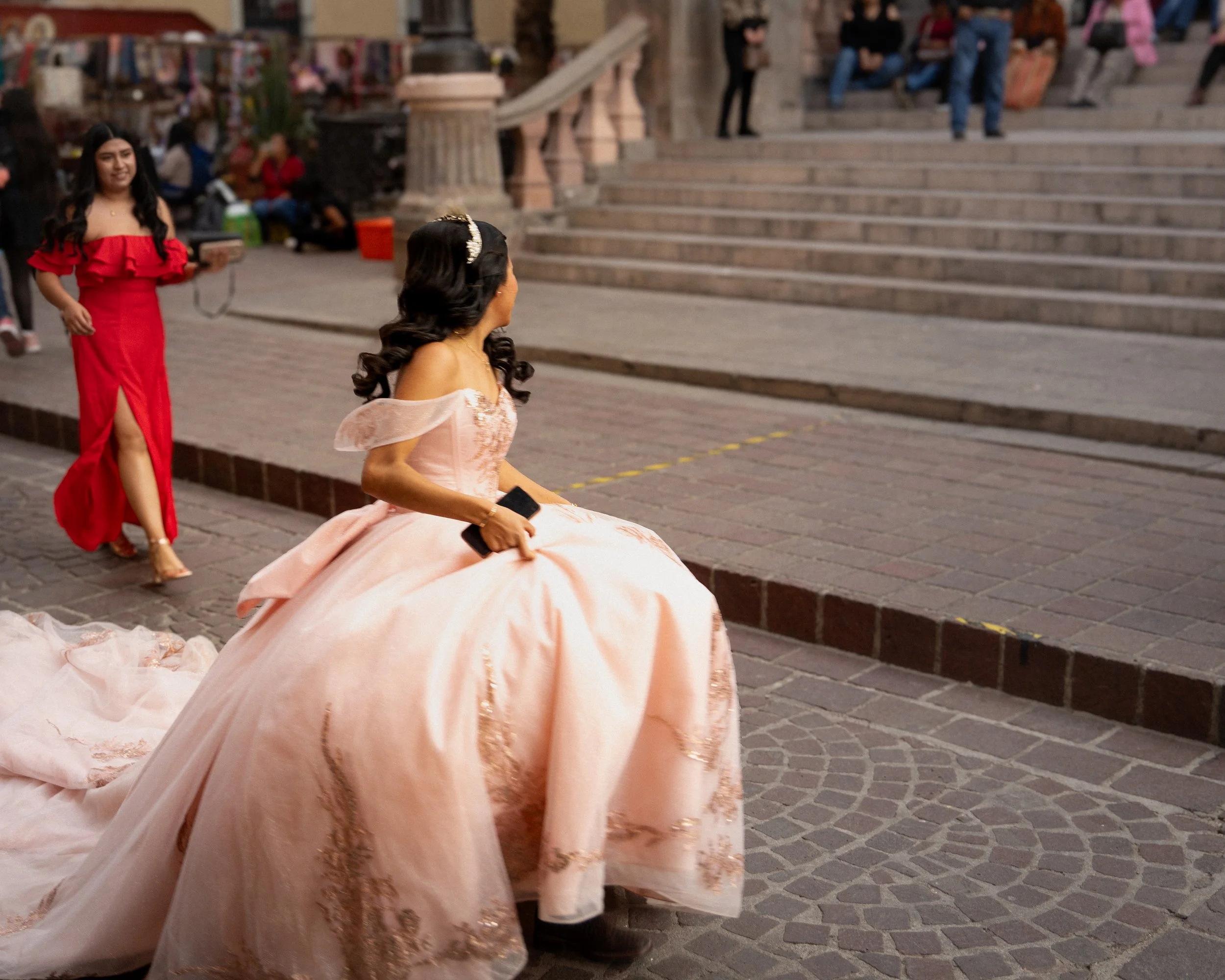 Una quinceañera caminando cerca de una escalinata en México. (c) 2025 Héctor Obregón