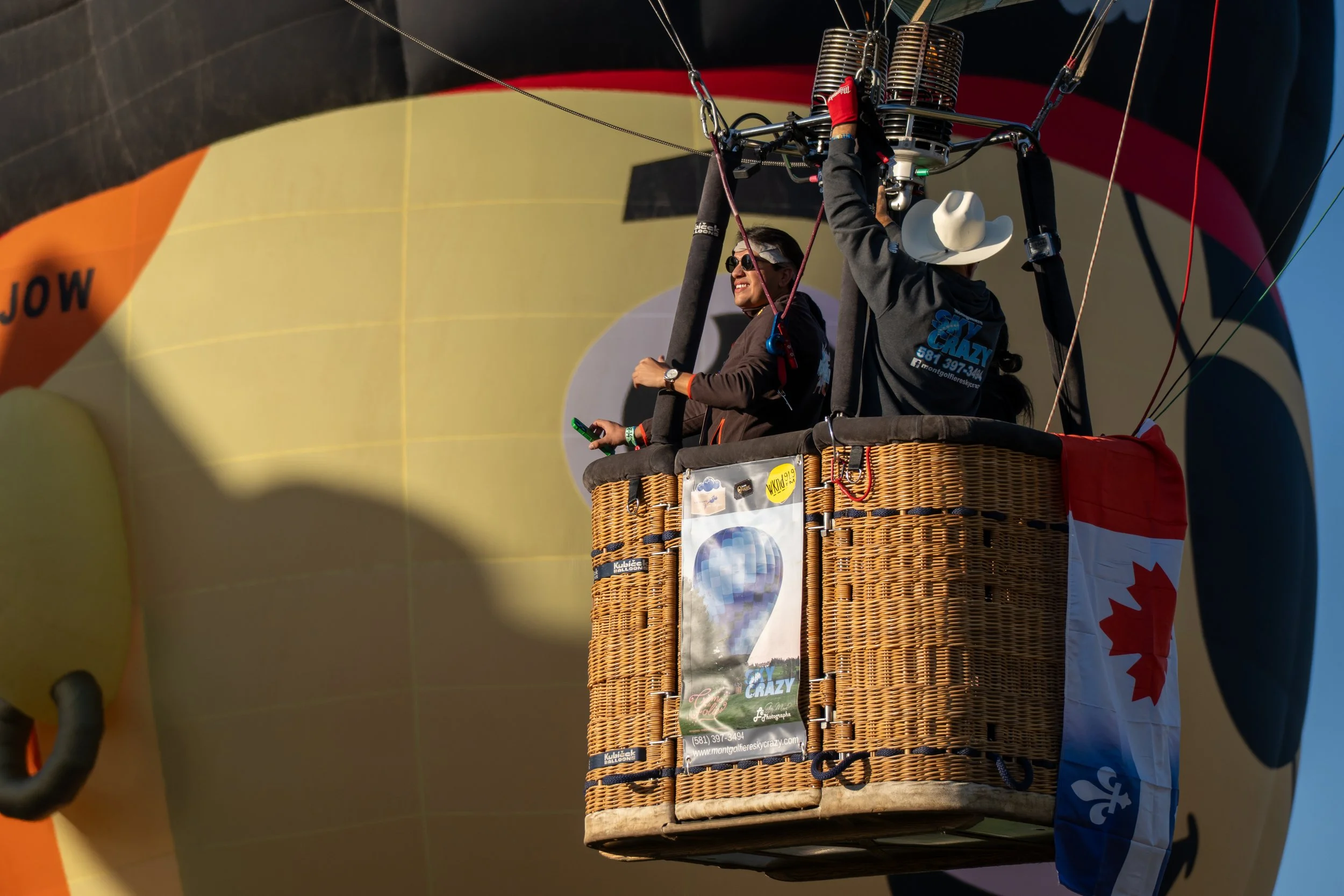 Una canasta de un globo aerostático con otro globo de fondo. (c) 2025 Héctor Obregón