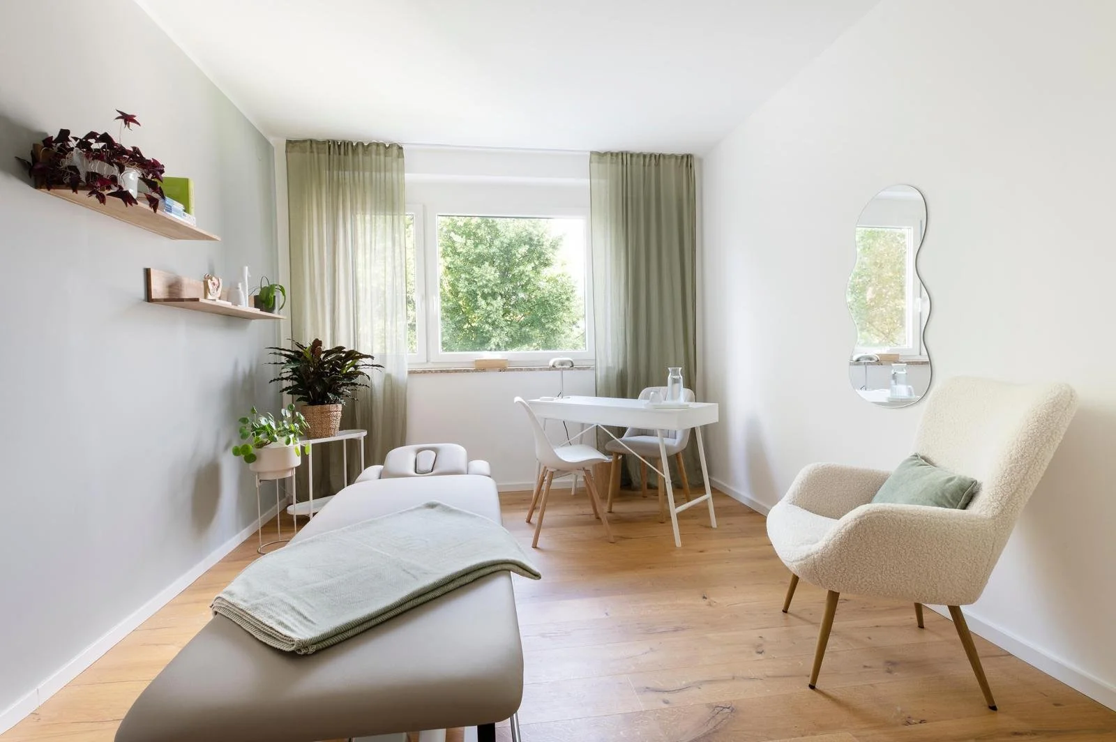 Heller Raum mit Fenster, Liege, Sessel, Spiegel, Pflanzen, Tisch, Stühlen, Vorhängen, minimalistisches Dekor