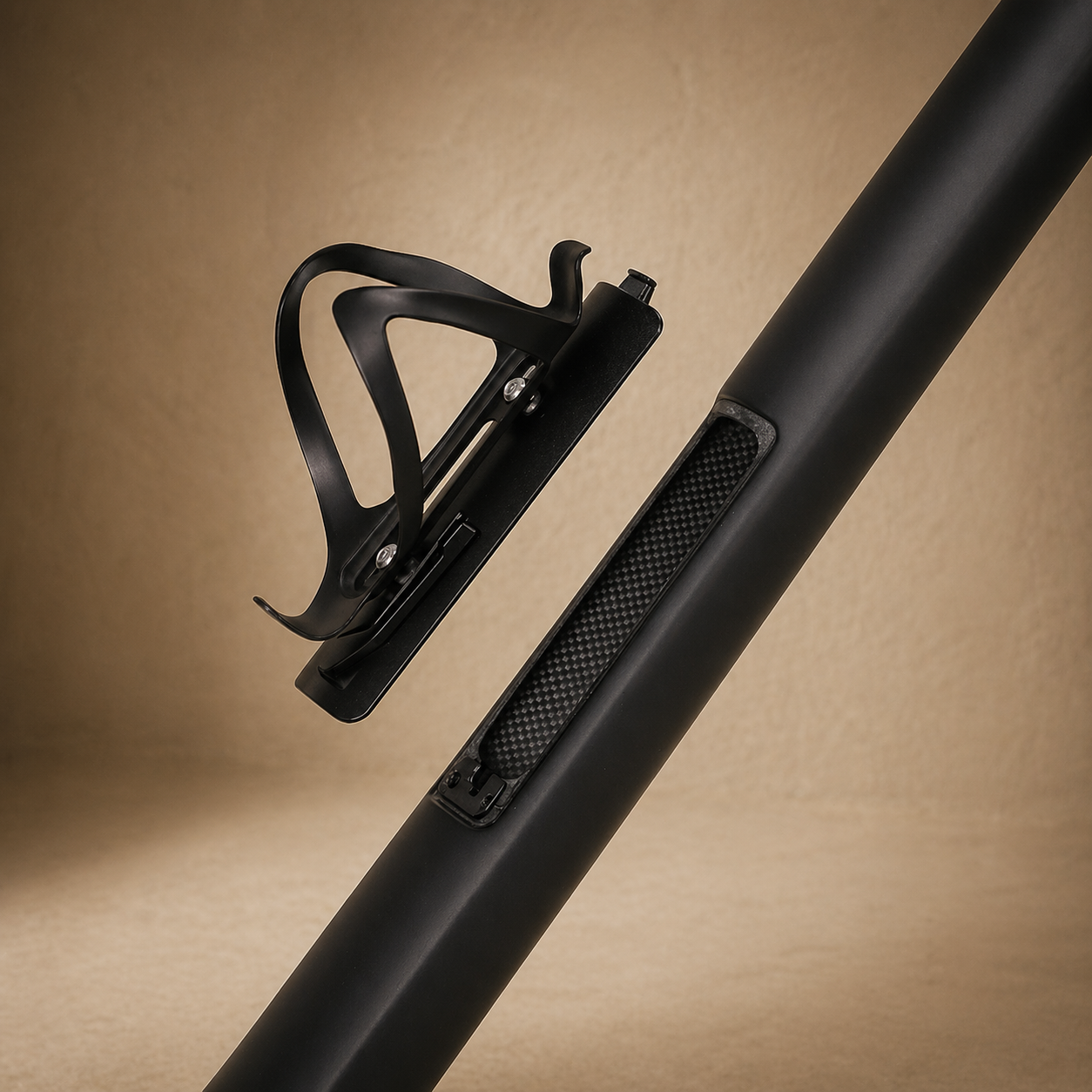 kom-scout-downtube-integrert-losning-carbon-detail.png
