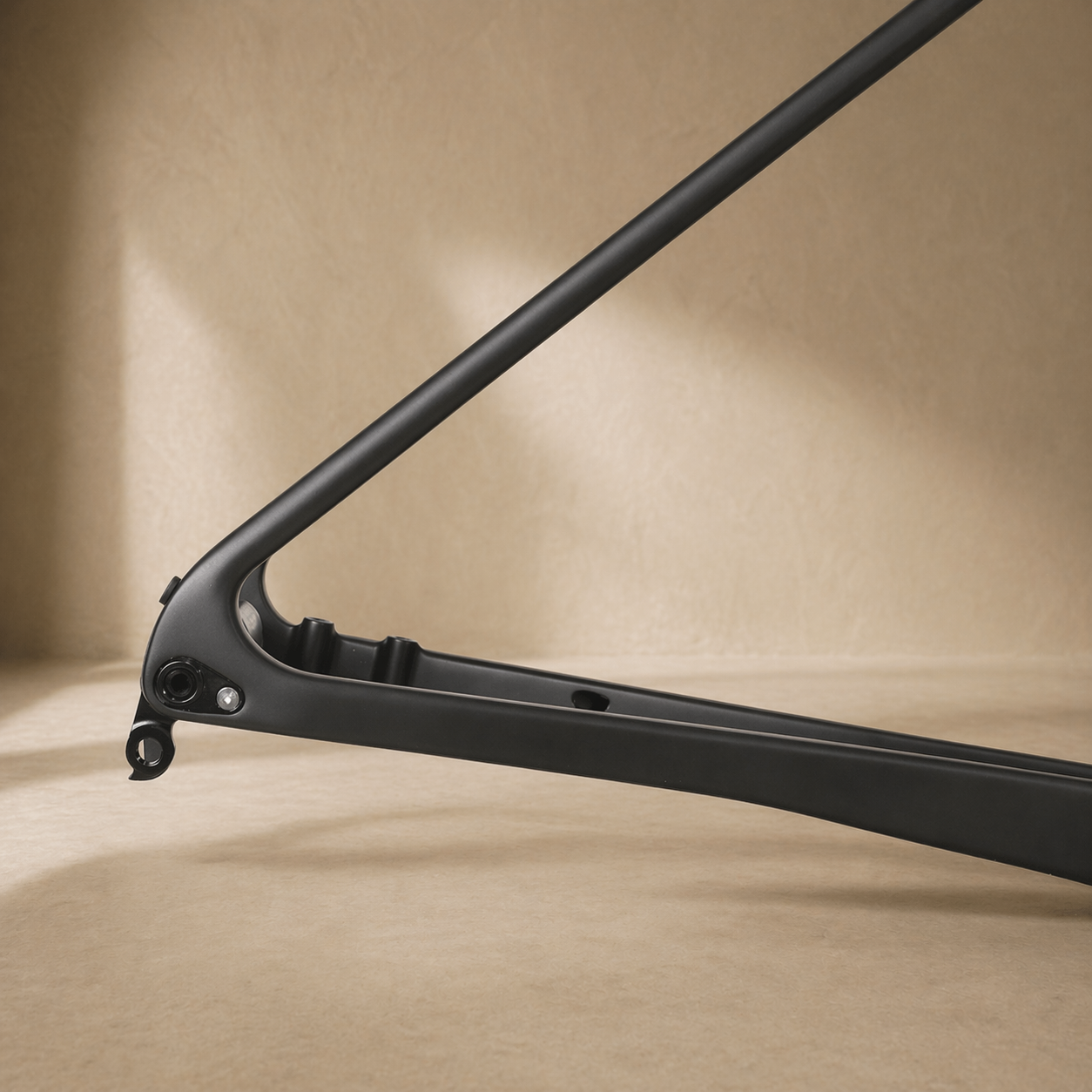 kom-hunter-carbon-bike-frame-rear-triangle-detail.png
