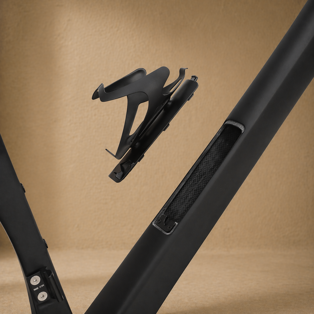 kom-viper-carbon-frame-integrated-storage-mount.png
