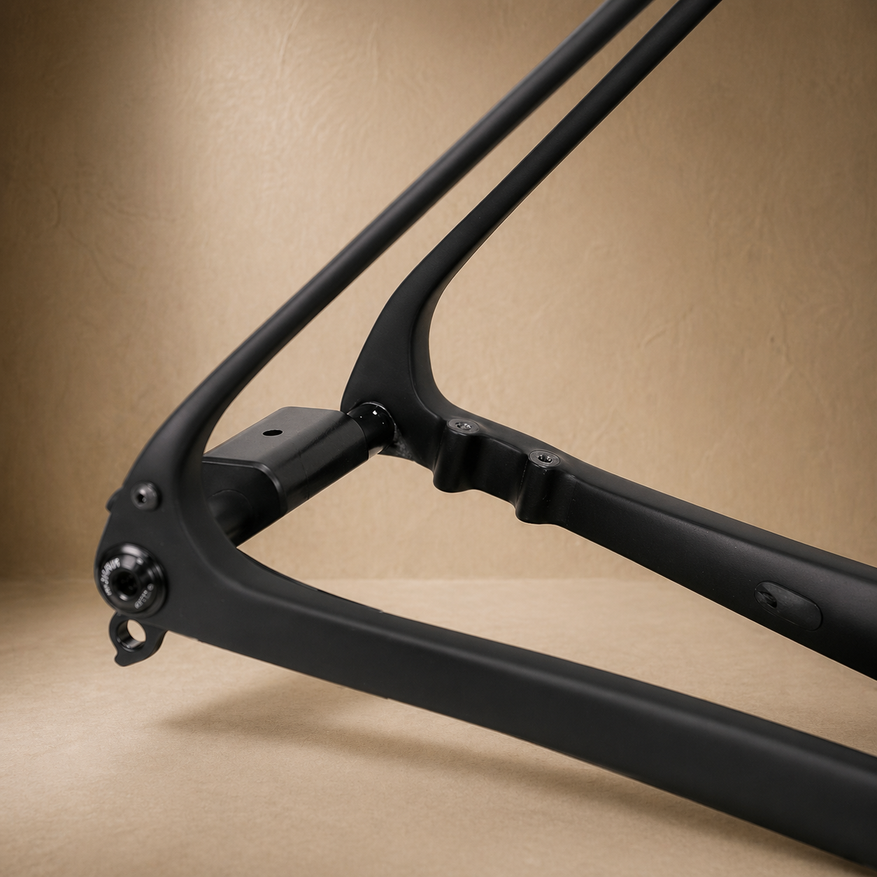 kom-scout-gravel-ramme-baktriangel-carbon-detail.png