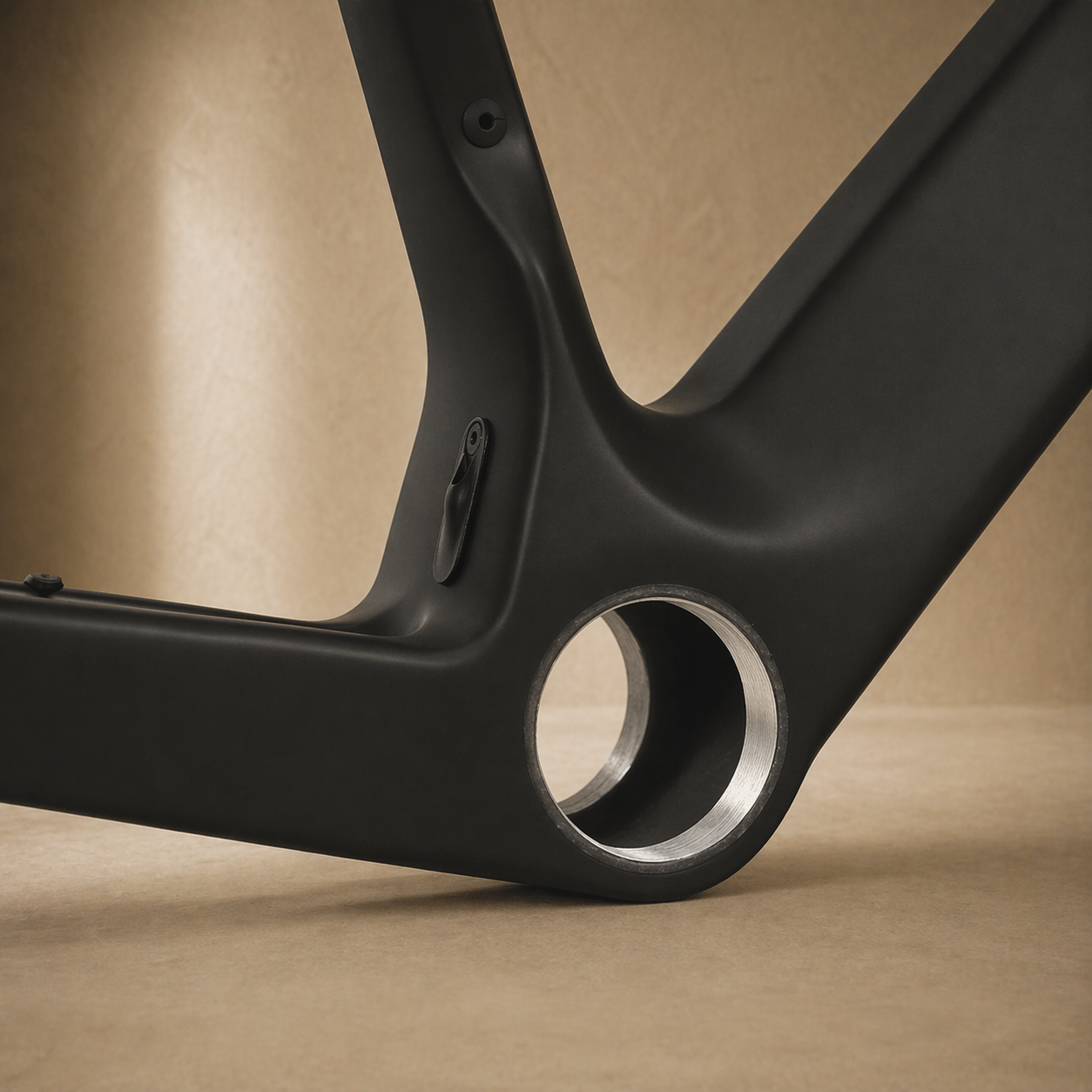 kom-hunter-carbon-bike-frame-bottom-bracket-detail.png