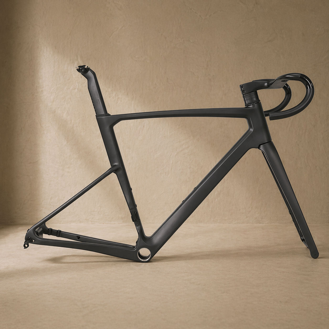 kom-hunter-carbon-aero-road-bike-frame-side.png