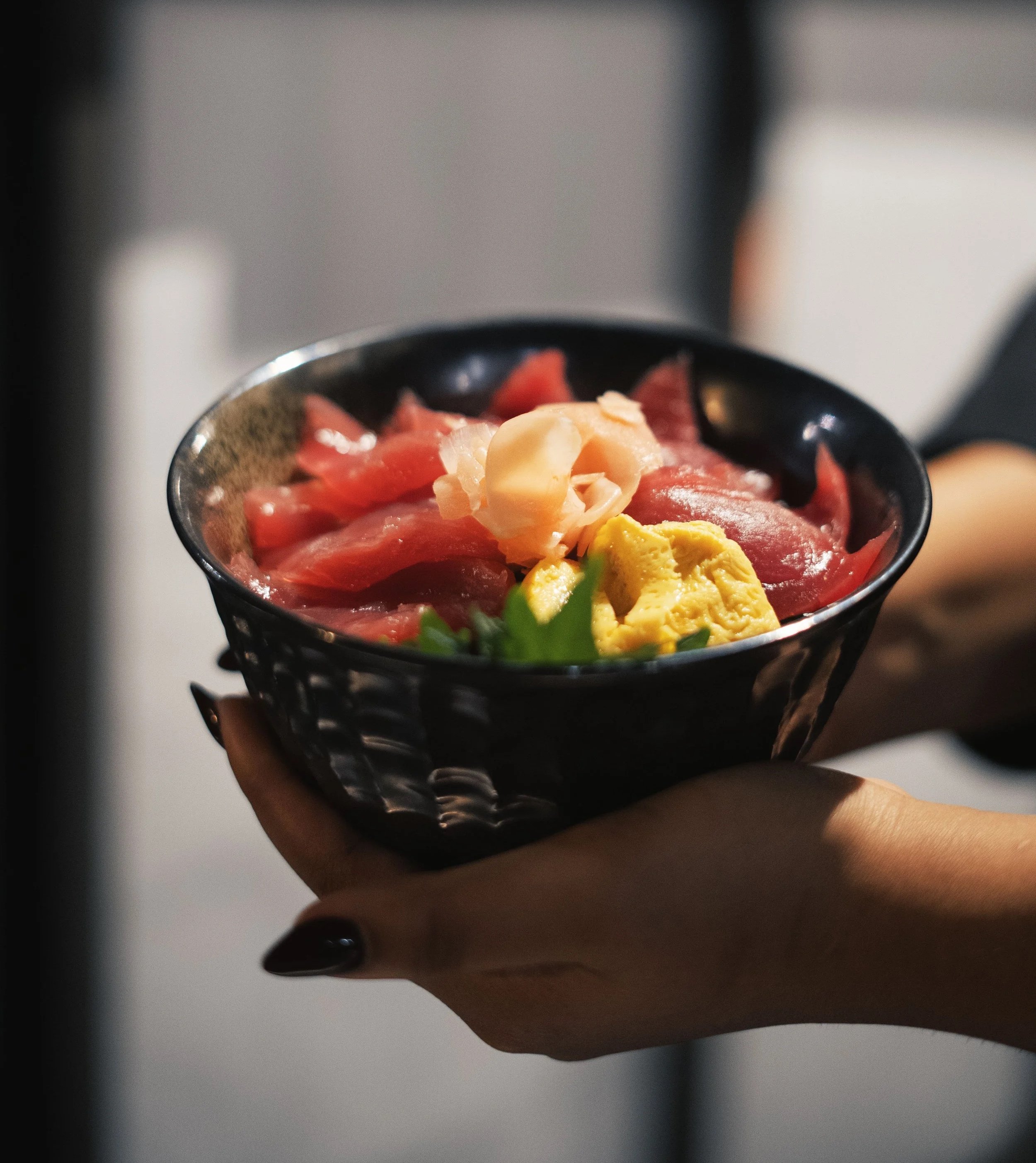 Ciotola di sashimi con fettine di tonno, wasabi e zenzero