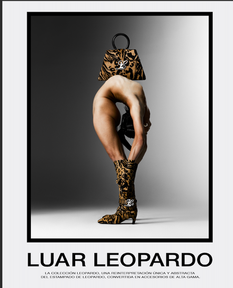 A person with a foot on the ground and the other raised, bending over, wearing leopard print high-heeled boots and a handbag with a leopard print pattern, against a plain background. The image is titled "Luar Leopardo" with a description in Spanish about a collection inspired by leopard print accessories.
