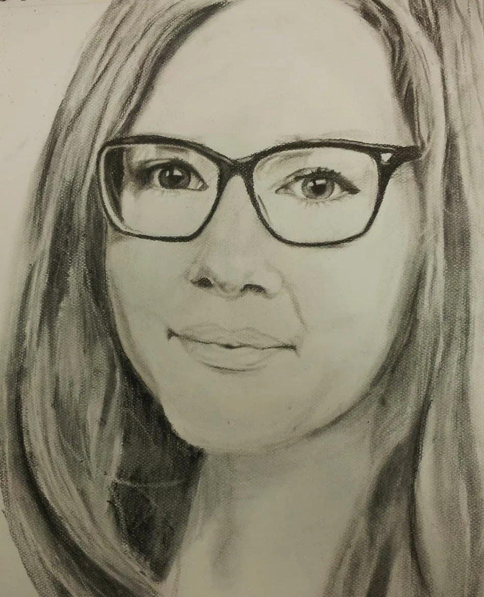 Kohleportrait einer Frau mit Brille auf hochwertigem Zeichenpapier