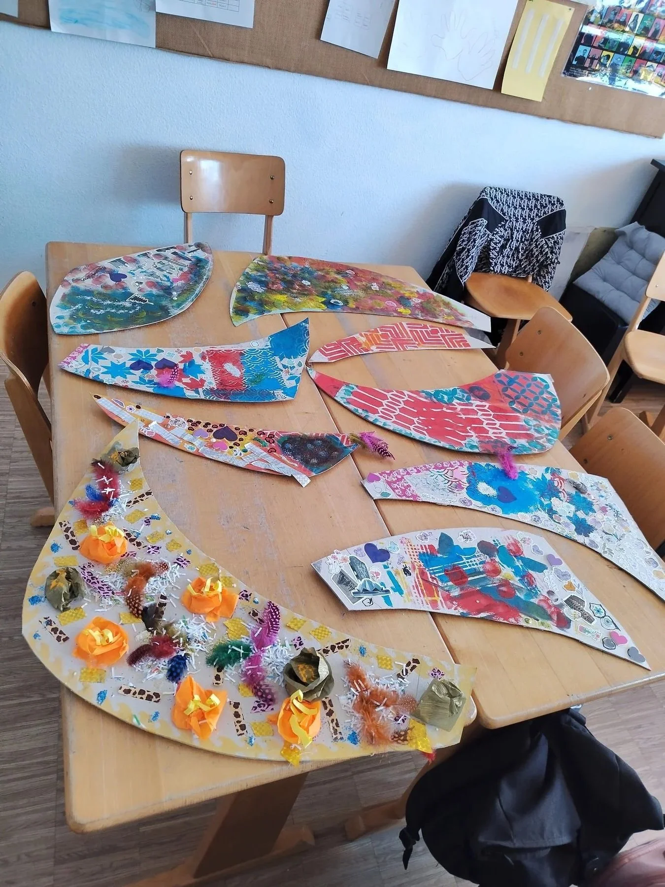 Kreative Ergebnisse eines gemeinsamen Kunstprojekts.