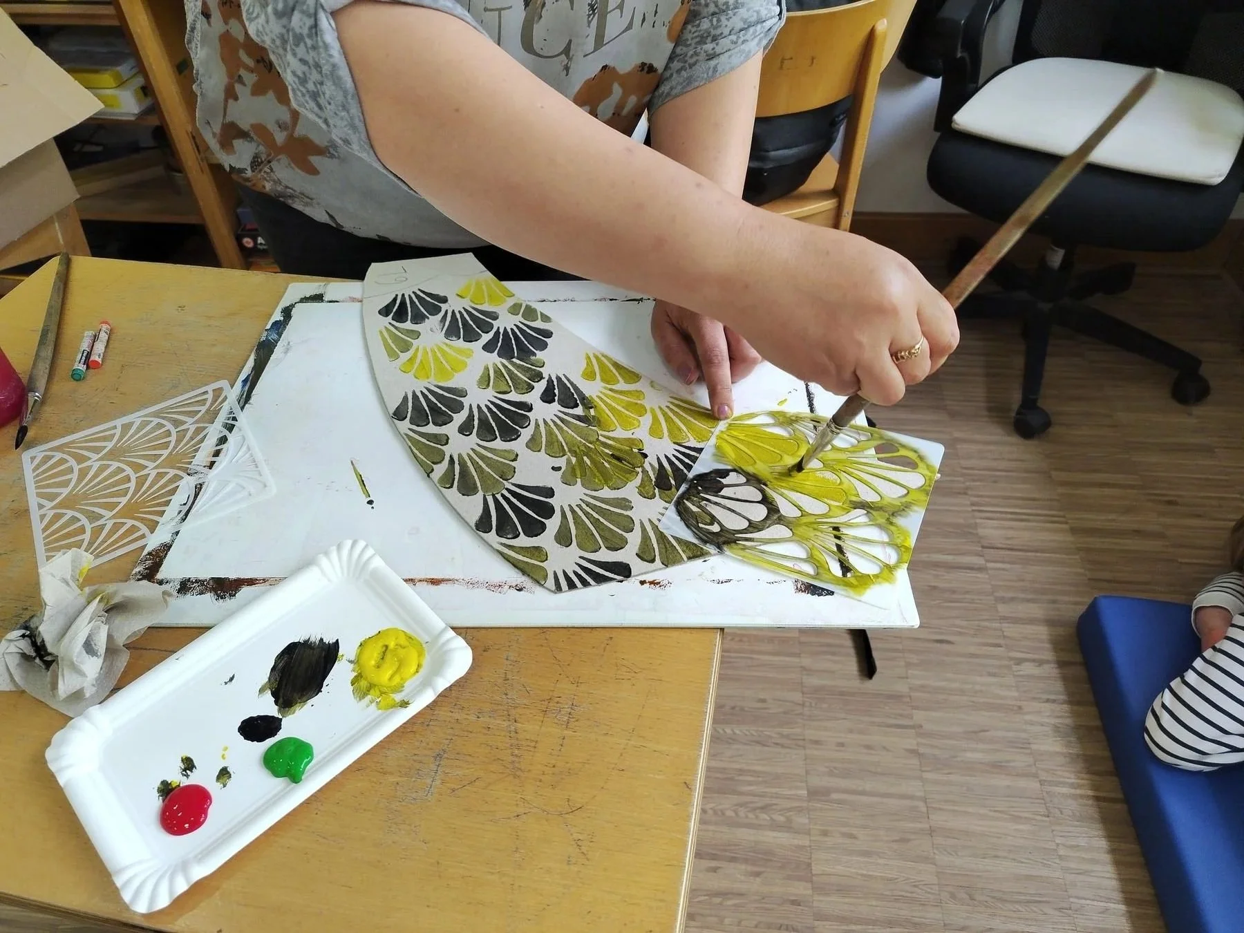 kreativer Prozess mit Schablonen und Farbe 