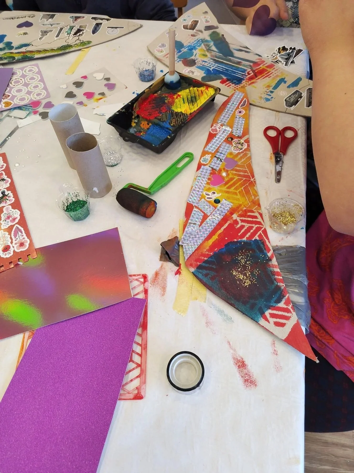 bunte Kunstmaterialien und begonnene Kunstwerke