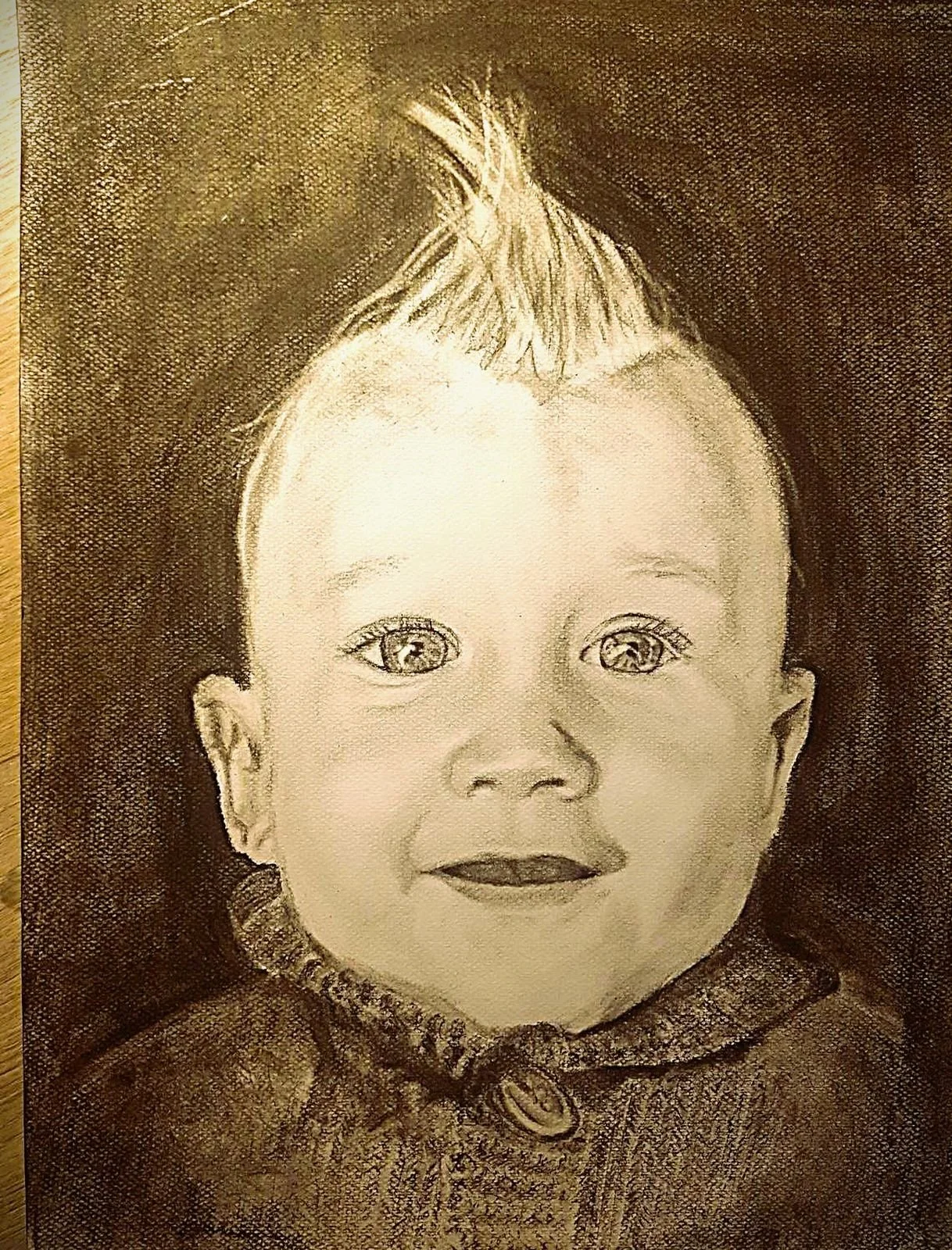 Kohleportrait eines lächelnden Kleinkindes auf hochwertigem Zeichenpapier