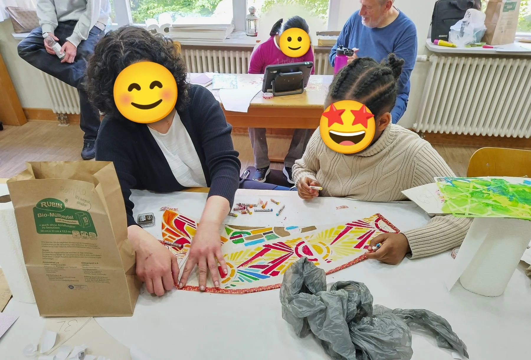 bunte Gestaltung eines Einzelkunstwerks einer Kursteilnehmerin mit Farbe