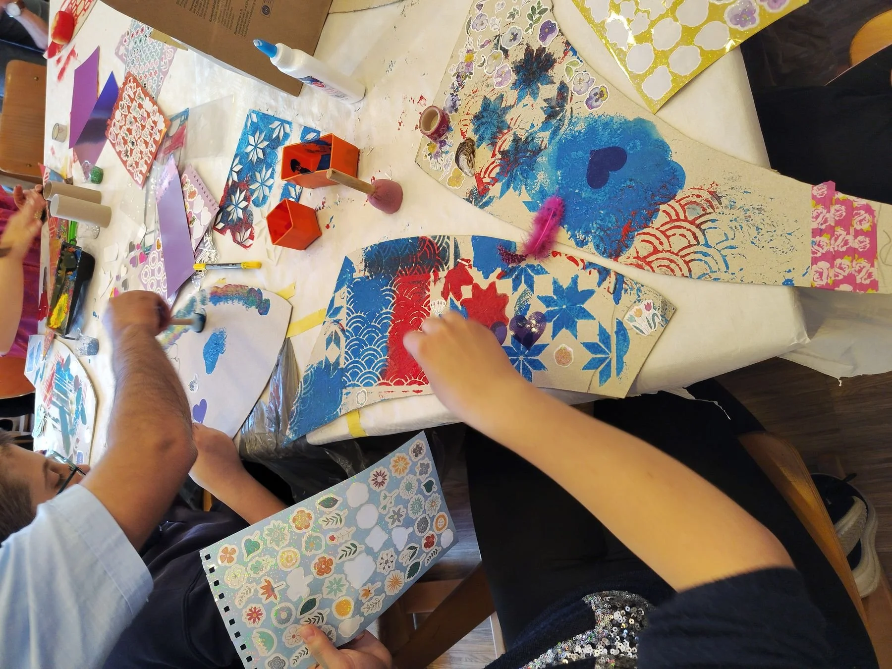 buntes Bemalen und Bekleben der einzelnen Kunstwerke 
