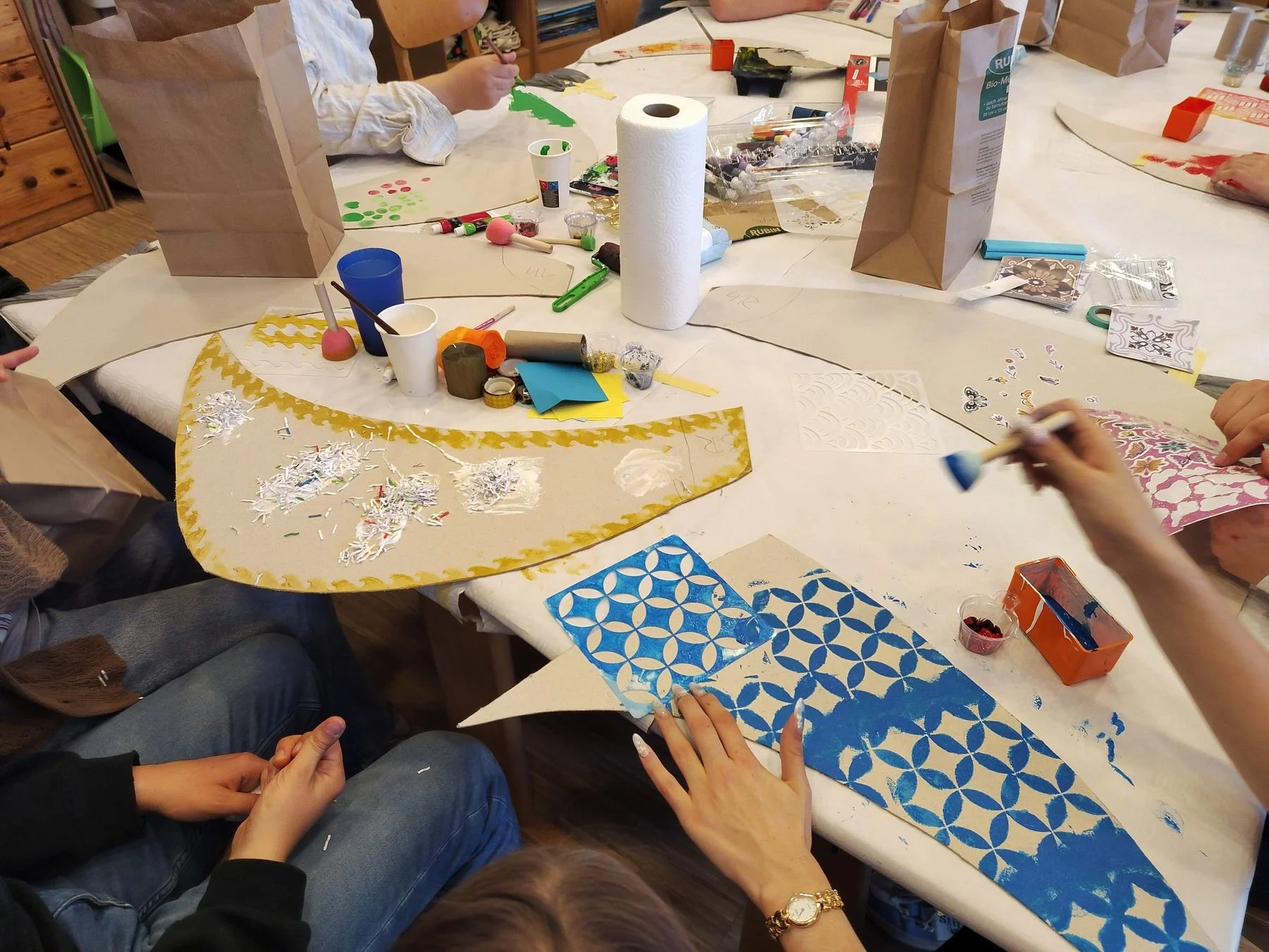 kreativer Prozess mit Schablonen und Farbe 