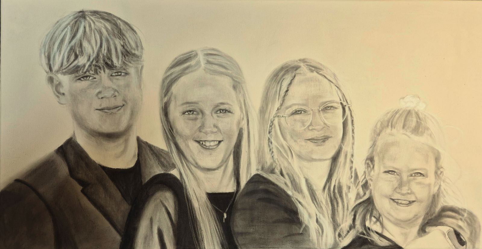 Kohleportrait von vier Kindern auf Leinwand, aus mehreren Fotovorlagen kombiniert