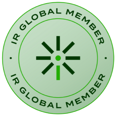 Logotipo de miembro global de IR en forma de círculo con texto en verde y símbolo central abstracto.