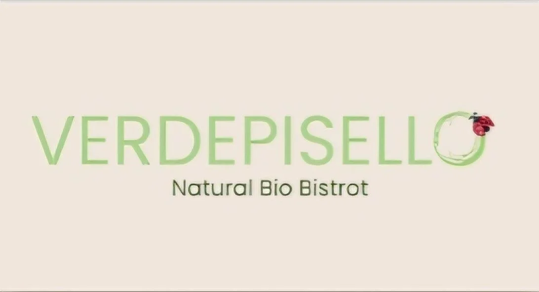 Logo del ristorante biologico Verdepinto con una tazza di vetro e una foglia di insalata