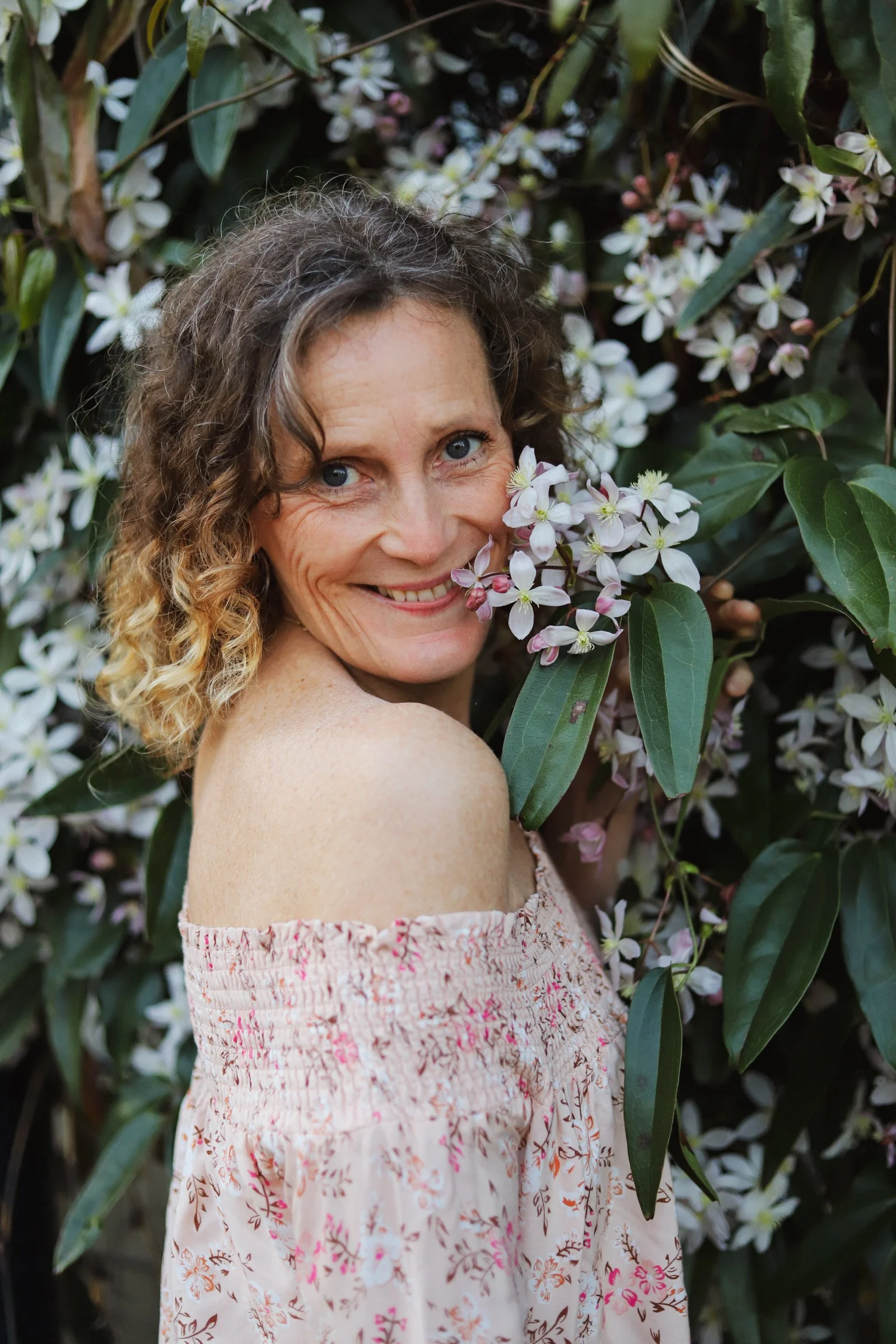 Roseline Gauchet accompagnement holistique, guérison énergétique, coach de vie, libération émotionnelle, transformation personnelle, douleur physique et émotionnelle, apaisement, clarifiaction, stress, anxiété