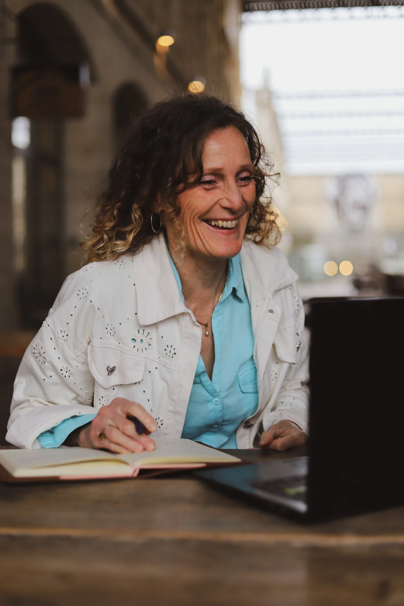 Roseline Gauchet accompagnement holistique, guérison énergétique, coach de vie, libération émotionnelle, transformation personnelle, douleur physique et émotionnelle, apaisement, clarifiaction, stress, anxiété