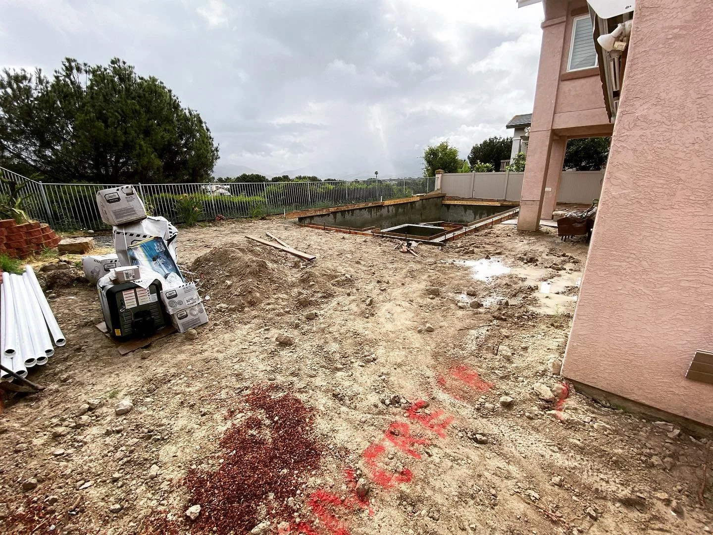 Before &amp; After transformation🔥 Big thanks to our client, Mr. Rose, for giving us the opportunity to get his backyard summer ready ☀️👙🩳

#construction #concrete #transformation #summer2023