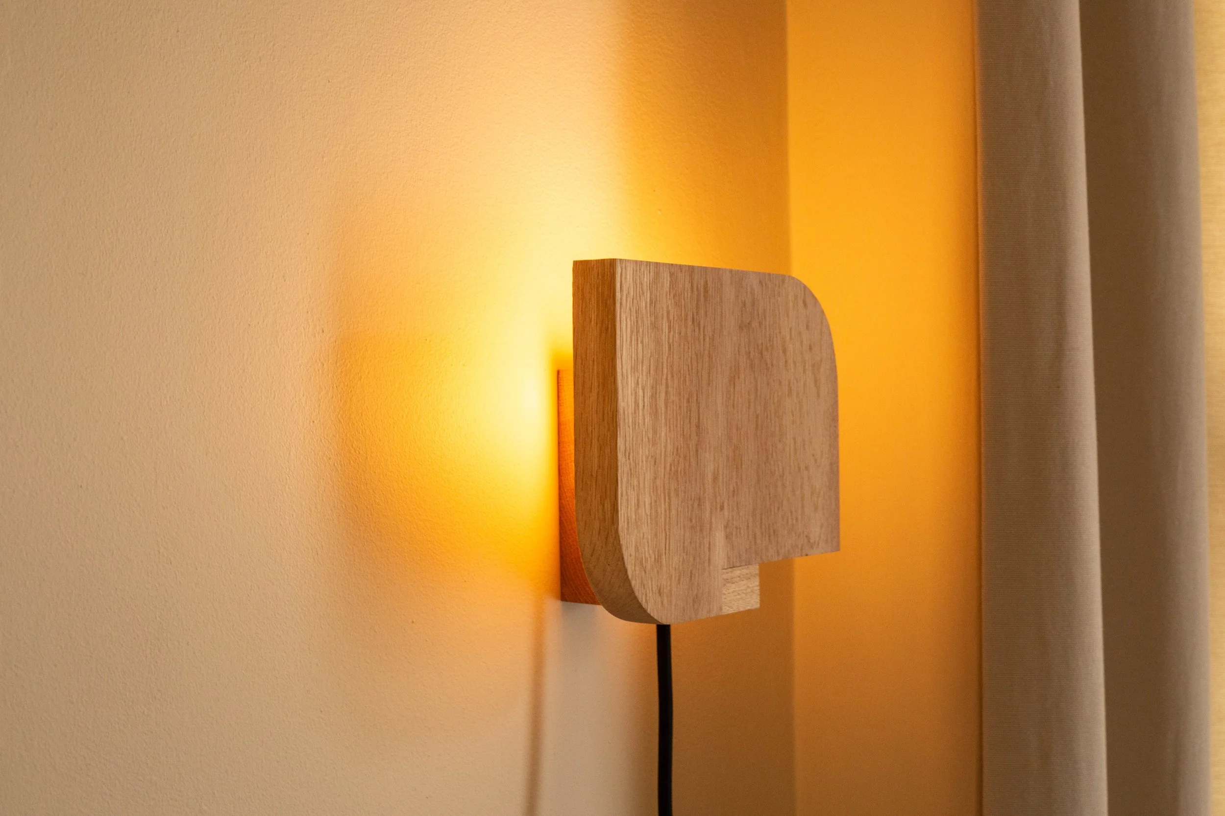 Matt Ager curved wood wall light, soft upward illumination