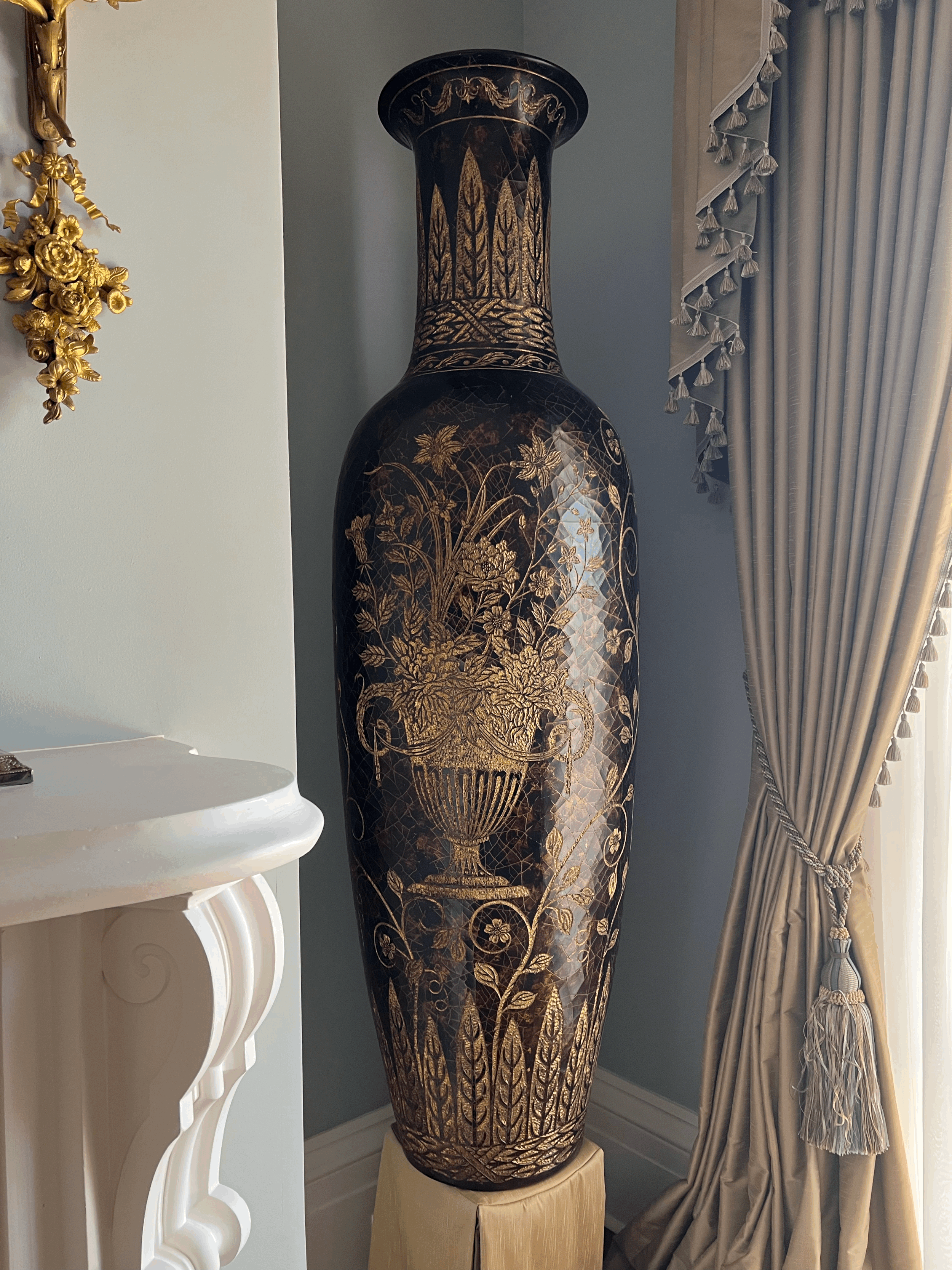 Pair of Maitland Smith Monumental Hand-Carved Faux Tortoise Ground Crackle Coromandel Urns