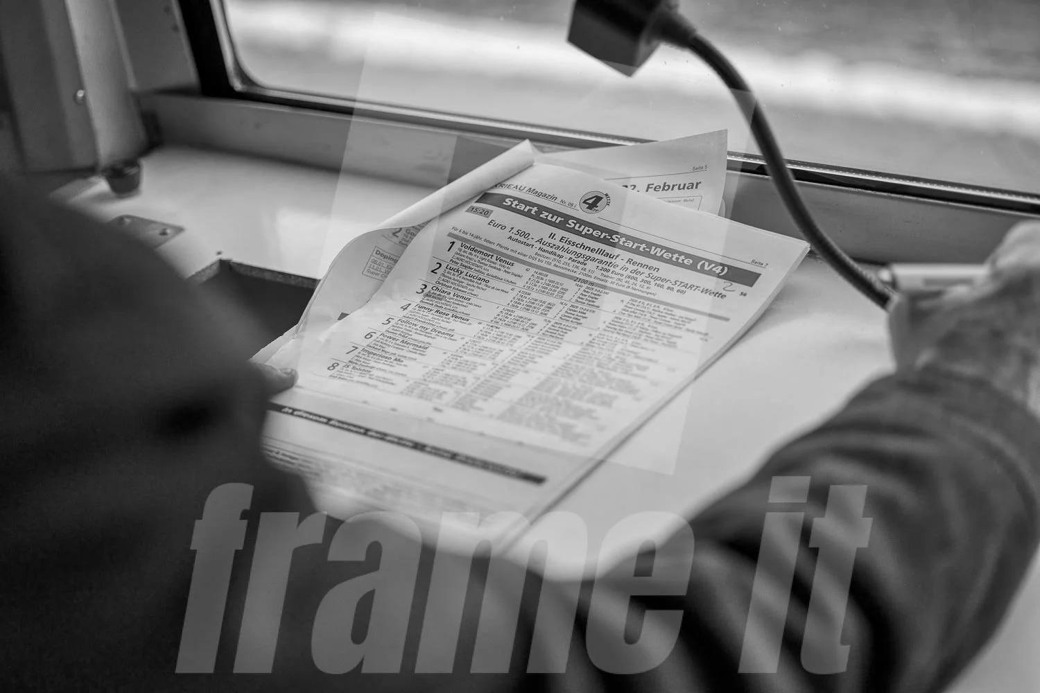 Im Auto der Rennleitung des Trabrennparks Kriau in Wien.