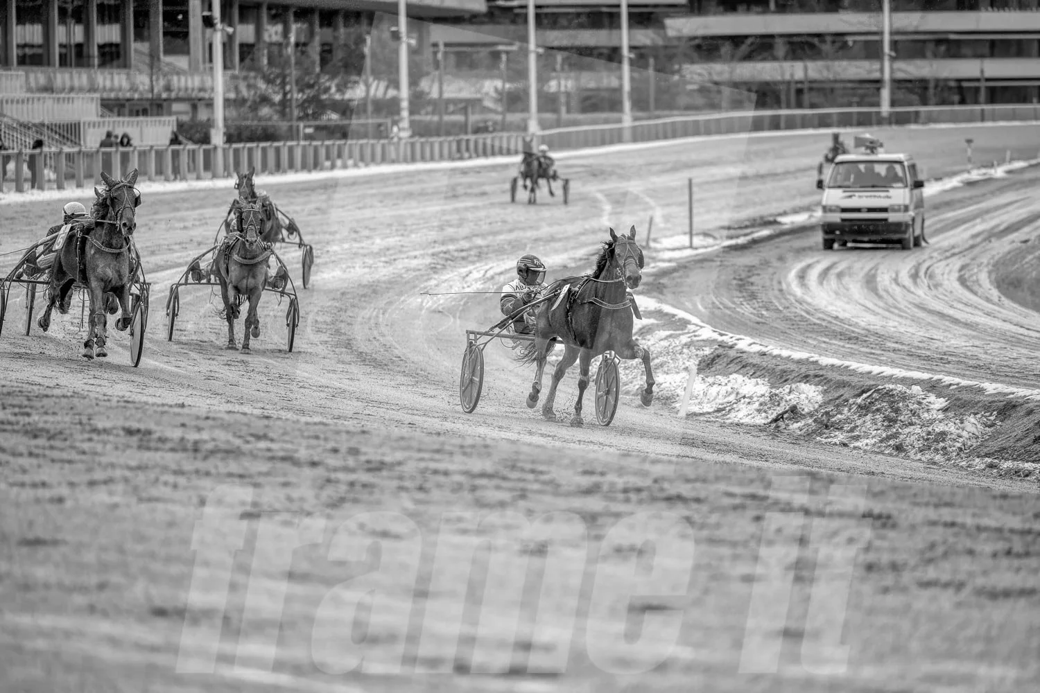 Schwarz-weiss Foto eines Trabrennens in der Wiener Krieau.