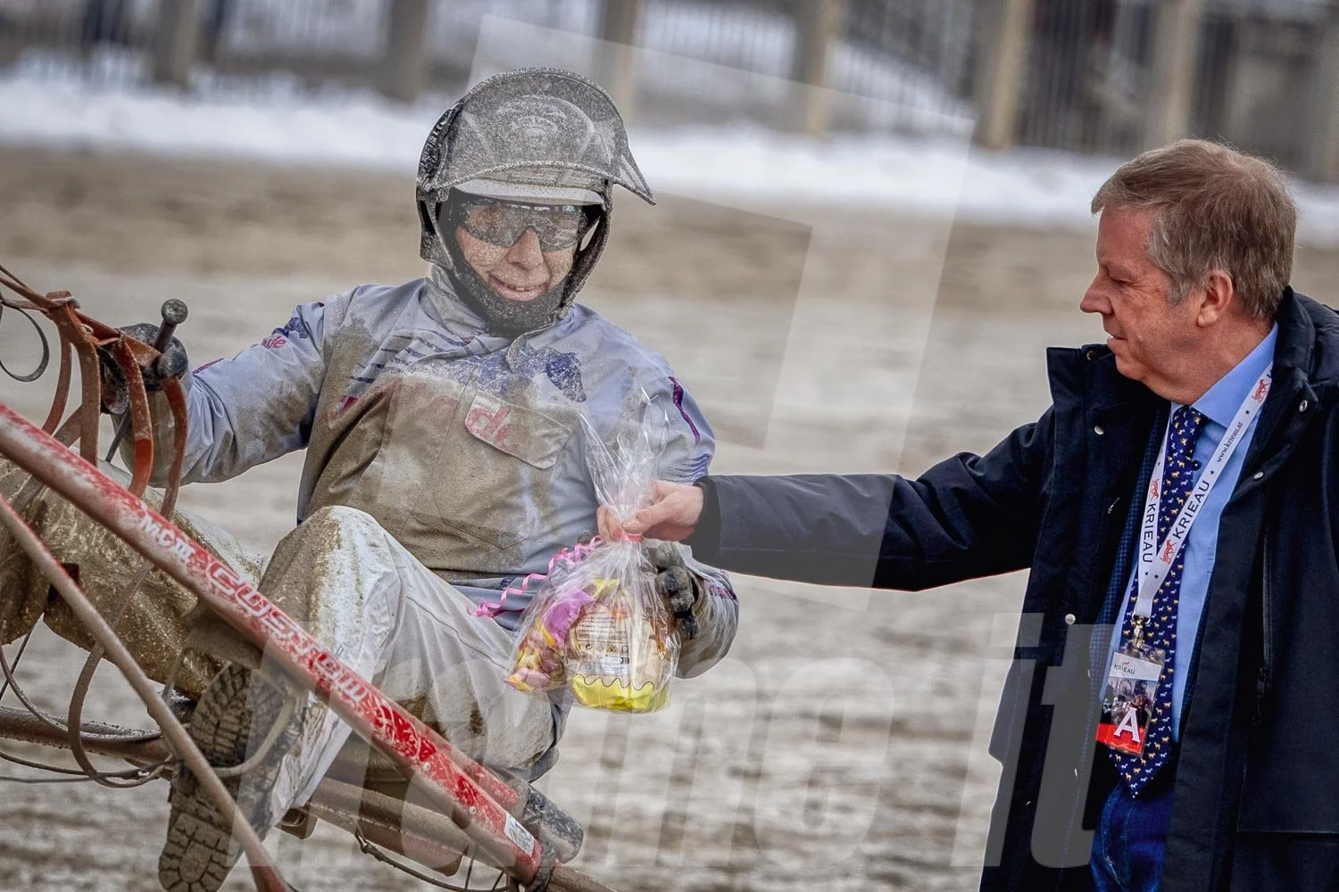 Trabrennfahrer nach dem Rennen, stark schmutzig vom Sand, Schlamm.