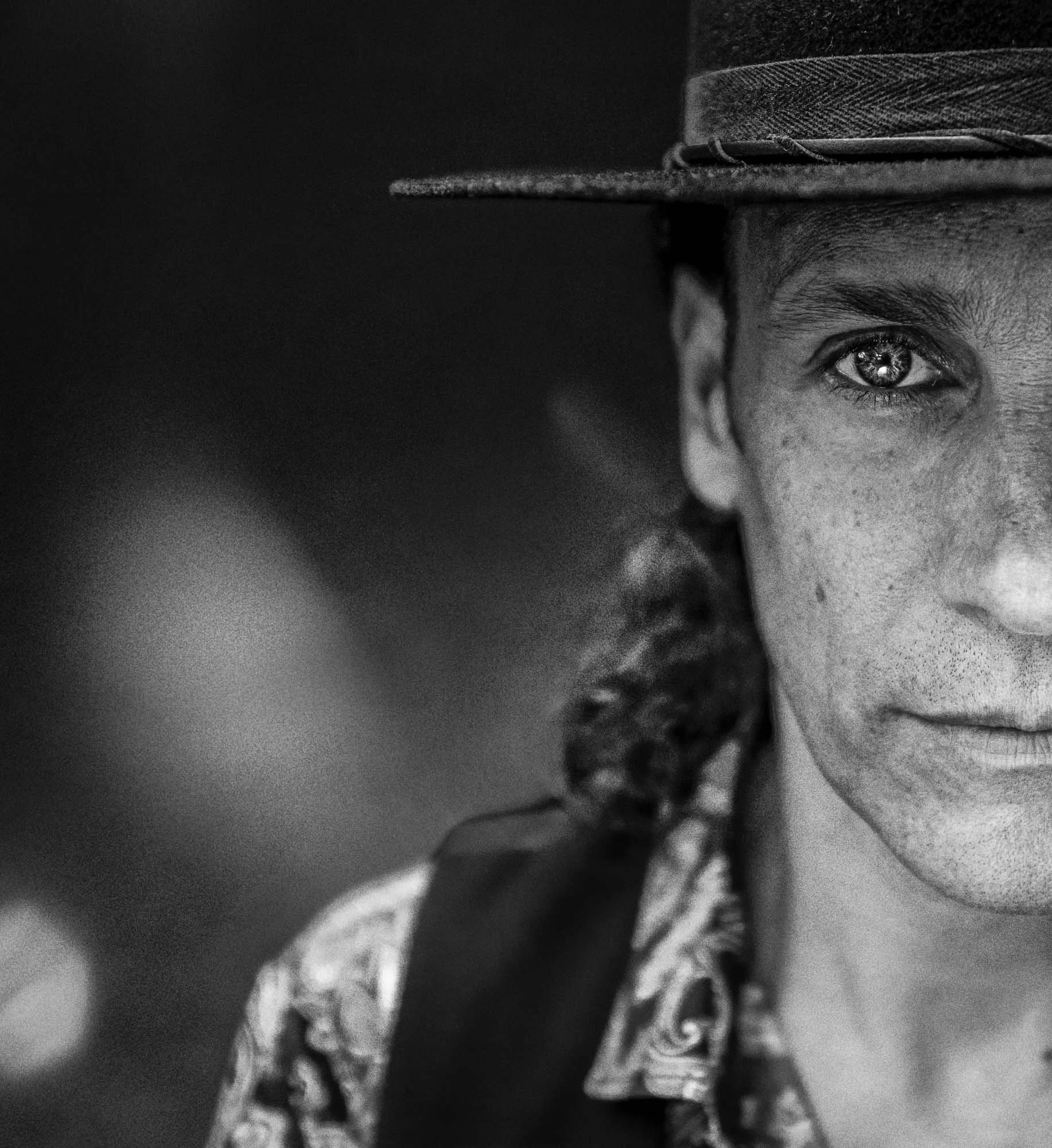  Peter Kern im Schwarz-Weiß Musikerportrait 