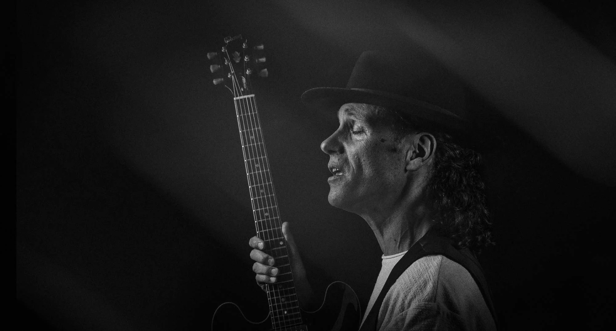  Portrait von Bluesmusiker Peter Kern aus dem Guitar Man Fotoshooting 