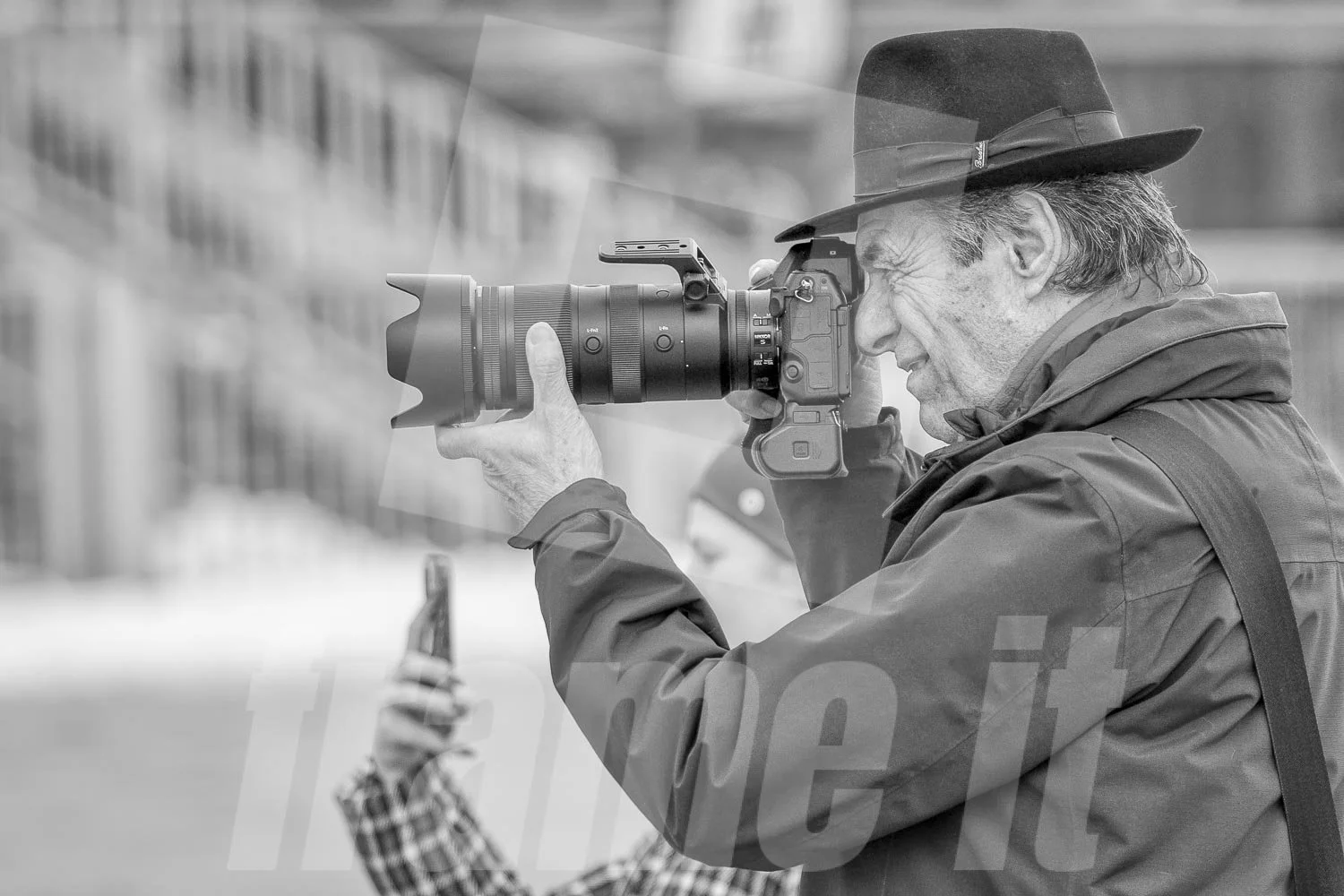 EinDer Rennbahnfotograf Eduard Risavy fotografiert eine Siegerehrung auf der Trabrennbahn.