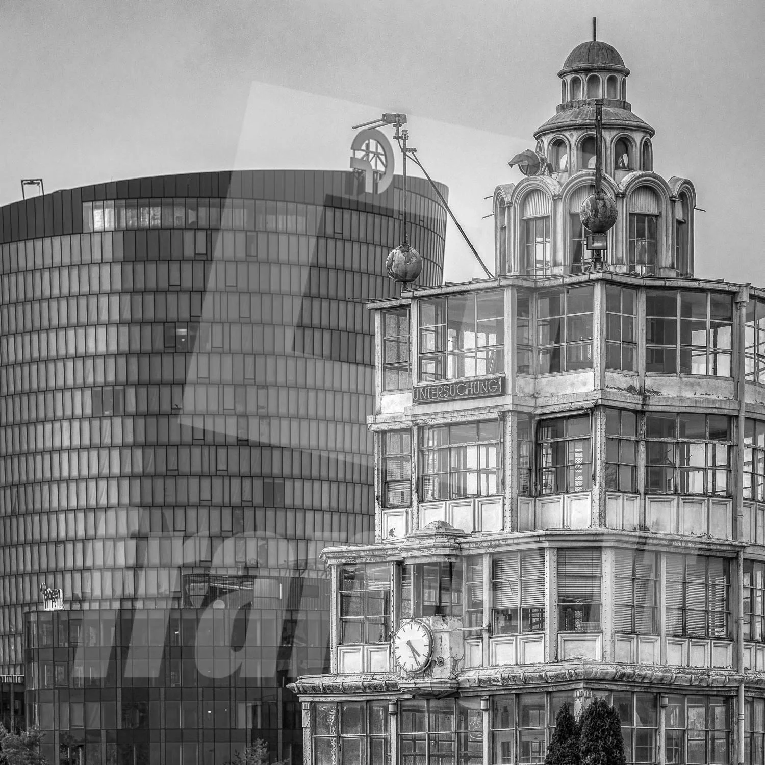 Der alte Richterturm im Trabrennpark Krieau, im Hintergrund ein modernes Hochhaus der OMV.