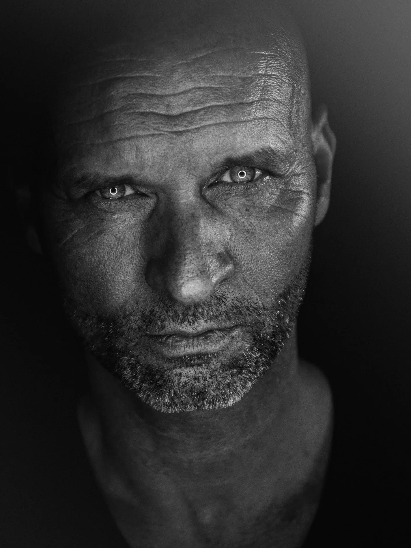 Männerportrait im Studio mit Ringlicht in Schwarz Weiss