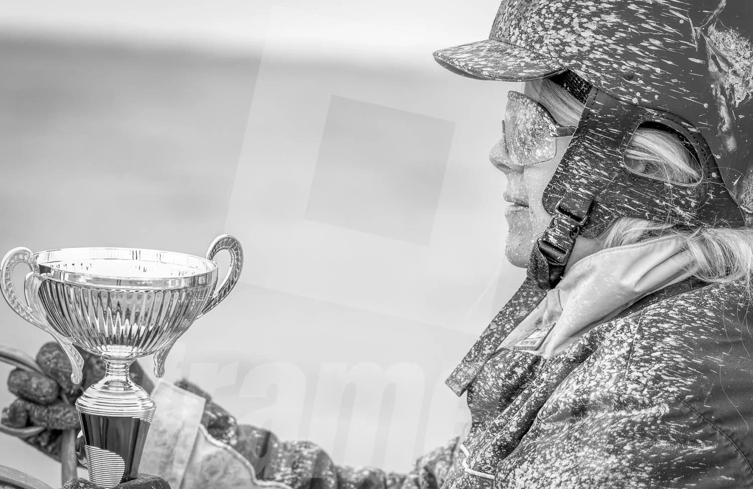 Frau im Pferdesport, Trabrennen mit Pokal.